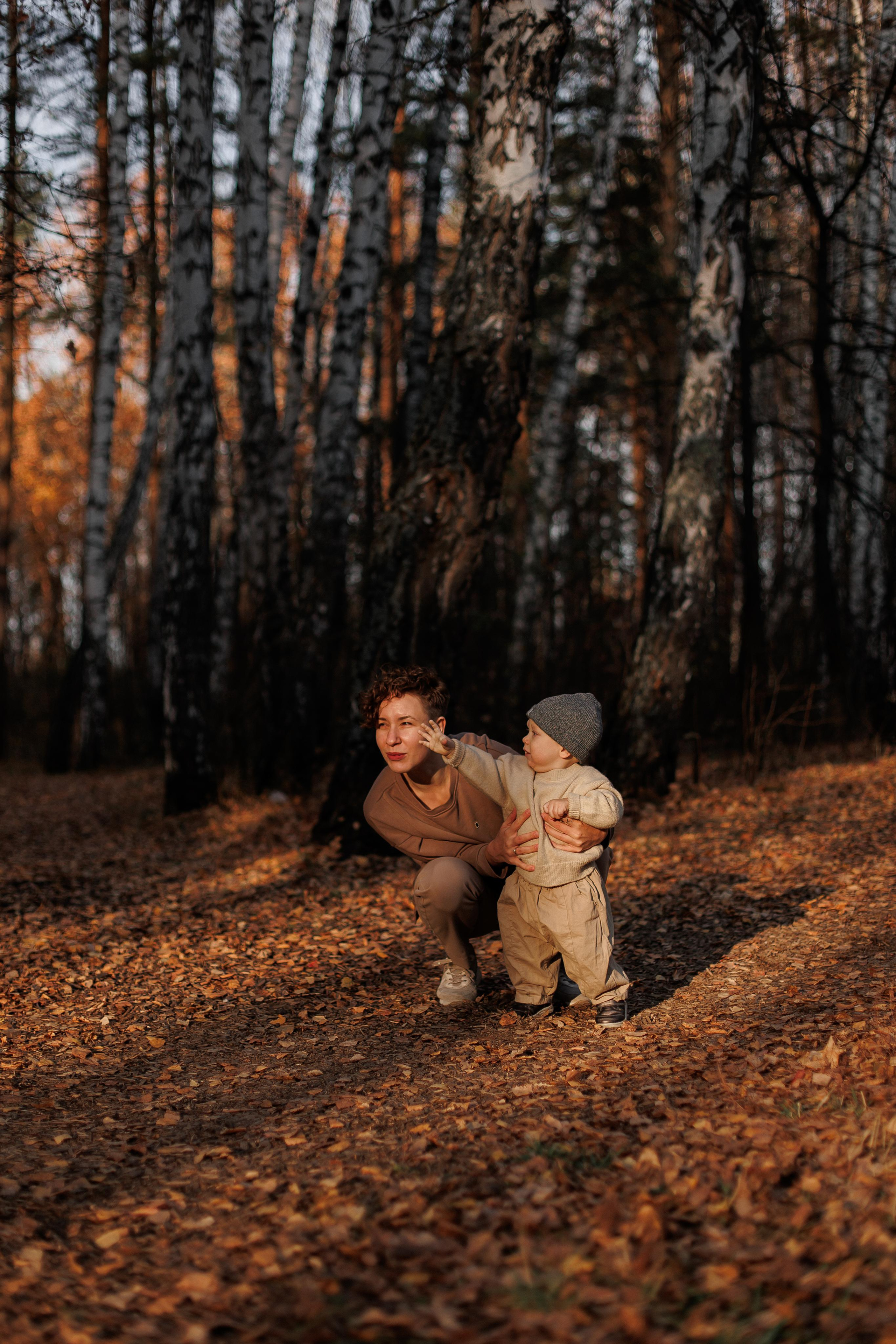 Мама и малыш (прогулка). Фотограф Авилова Дарья ● Тюмень● Съемка больших семей ●Архив поколений