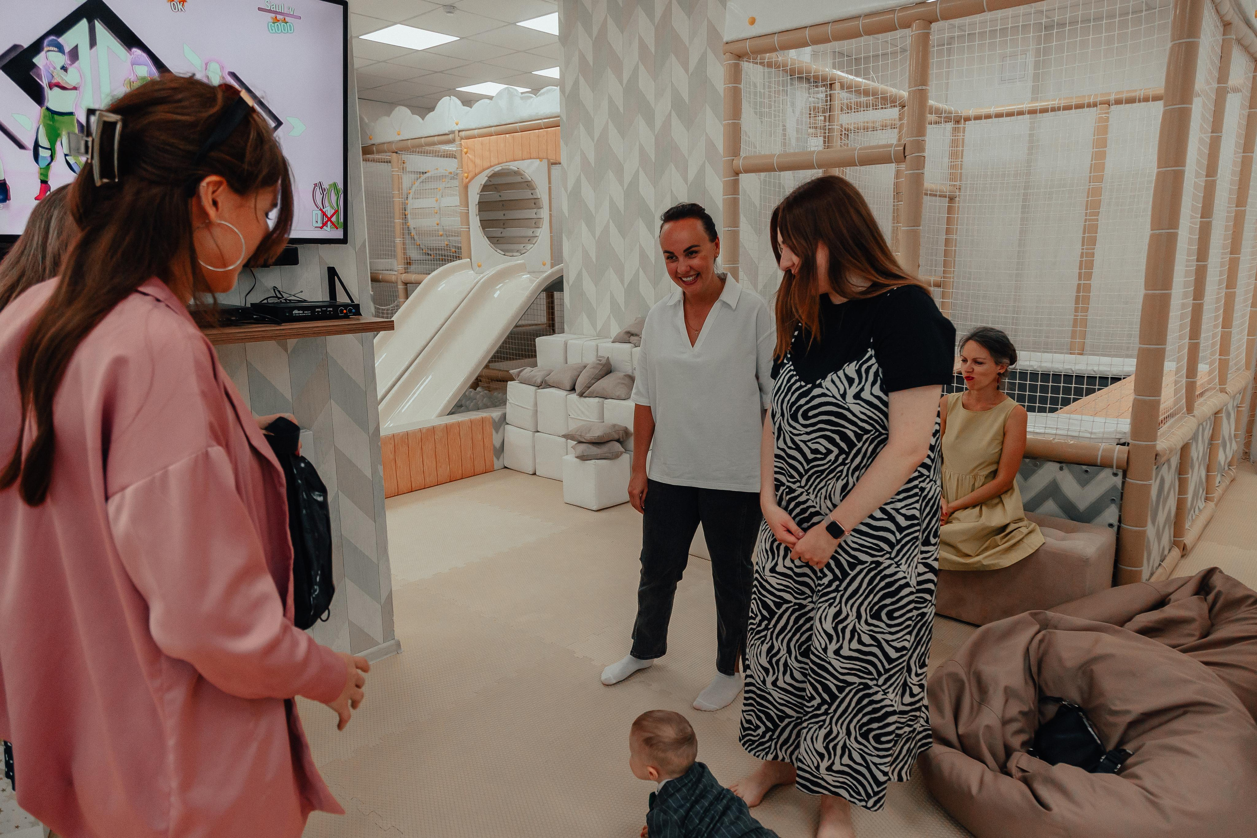 1 год в игровой. Фотограф Авилова Дарья ● Тюмень● Съемка больших семей ●Архив поколений