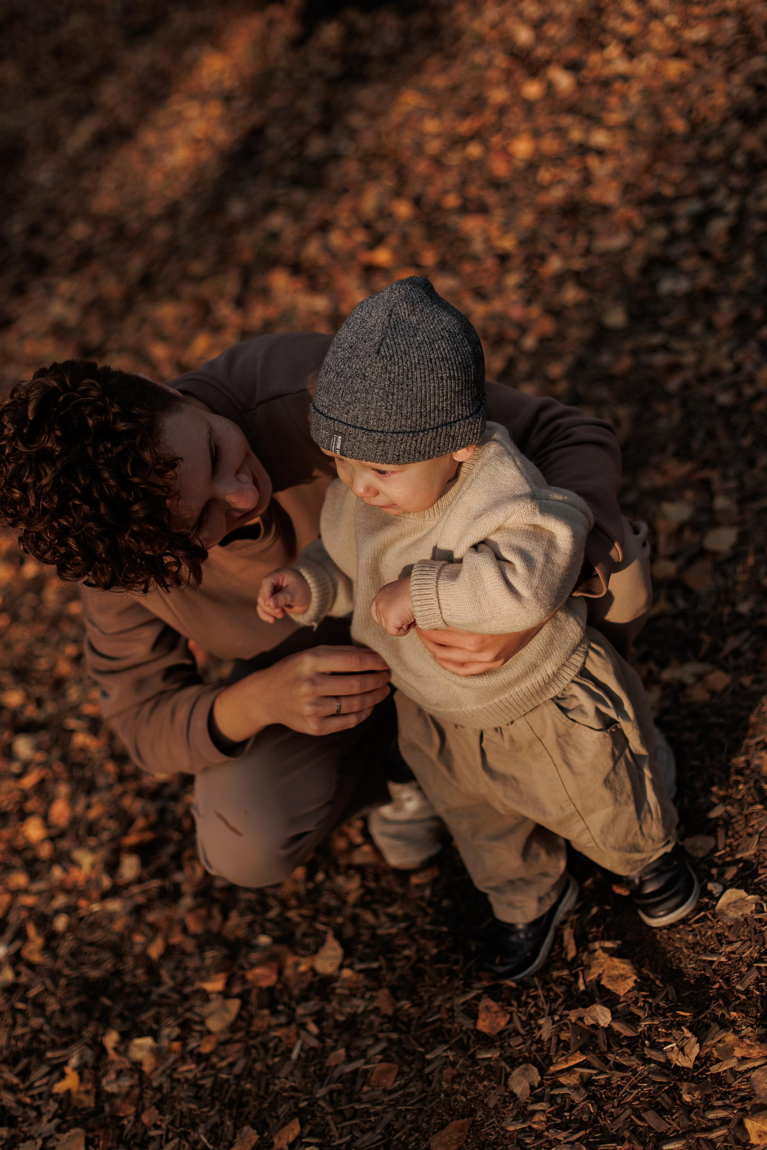 Мама и малыш (прогулка). Фотограф Авилова Дарья ● Тюмень● Съемка больших семей ●Архив поколений