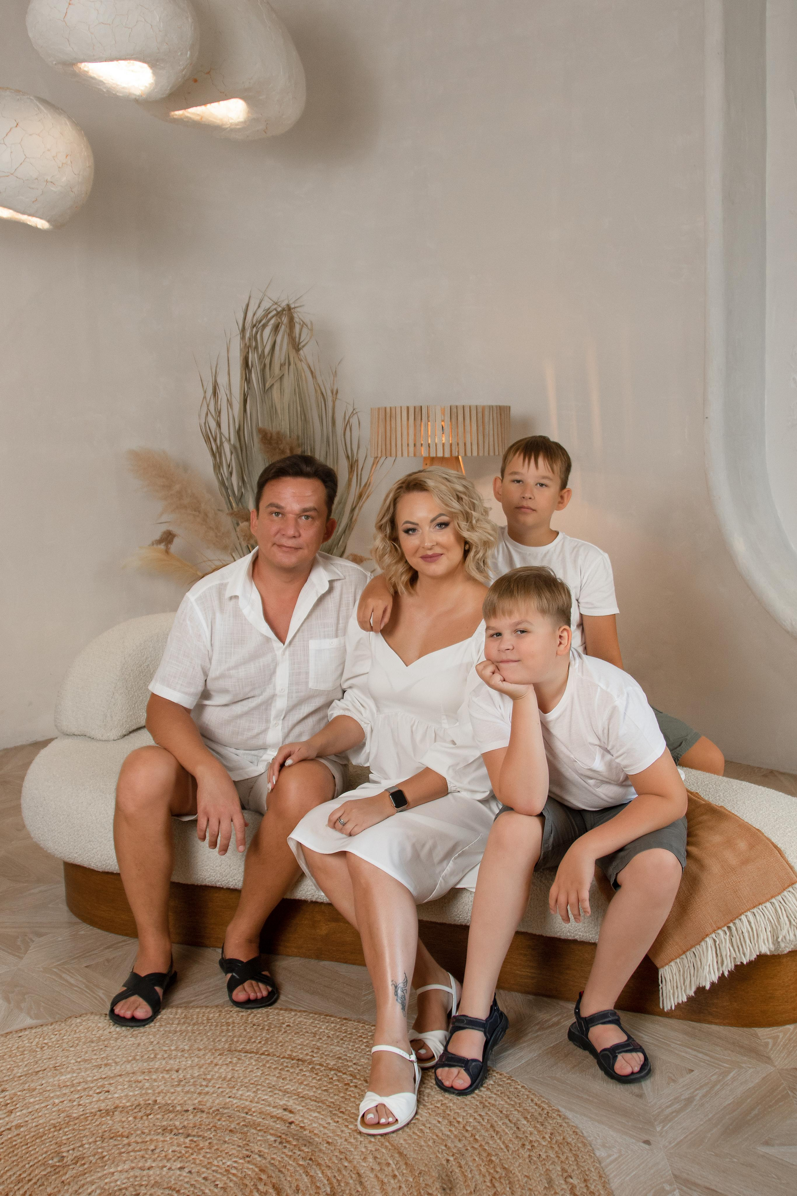 Студия. Фотограф Авилова Дарья ● Тюмень● Съемка больших семей ●Архив поколений