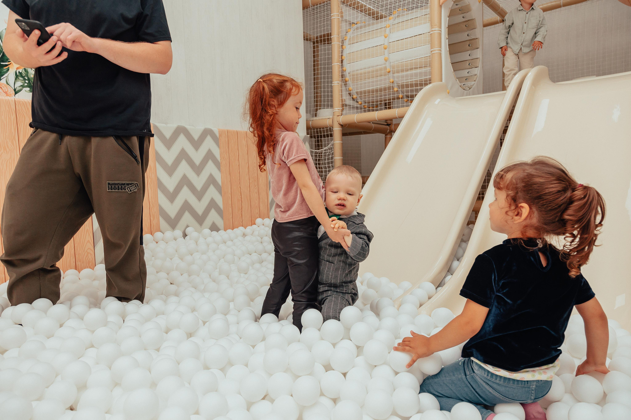 1 год в игровой. Фотограф Авилова Дарья ● Тюмень● Съемка больших семей ●Архив поколений