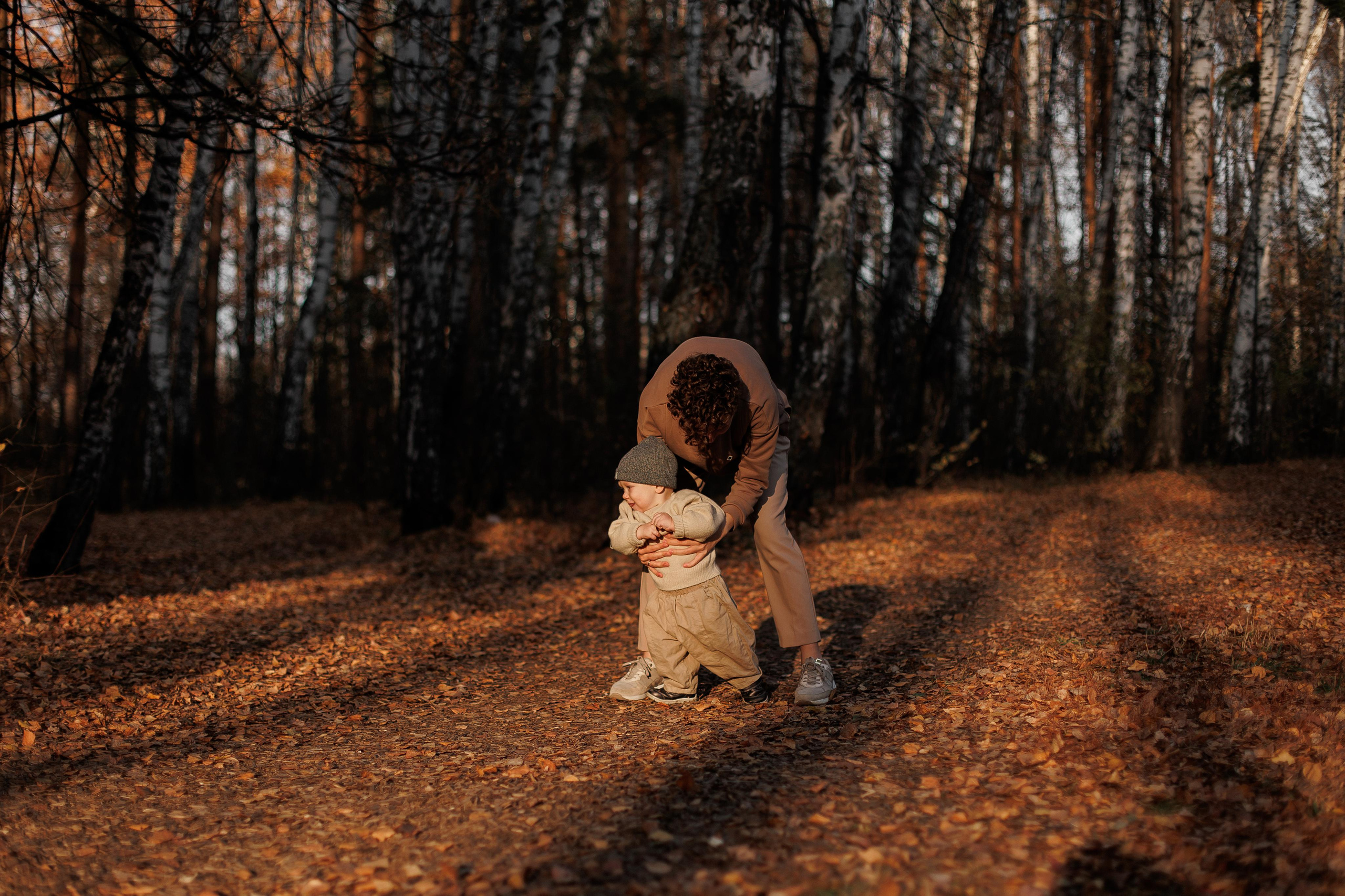 Мама и малыш (прогулка). Фотограф Авилова Дарья ● Тюмень● Съемка больших семей ●Архив поколений