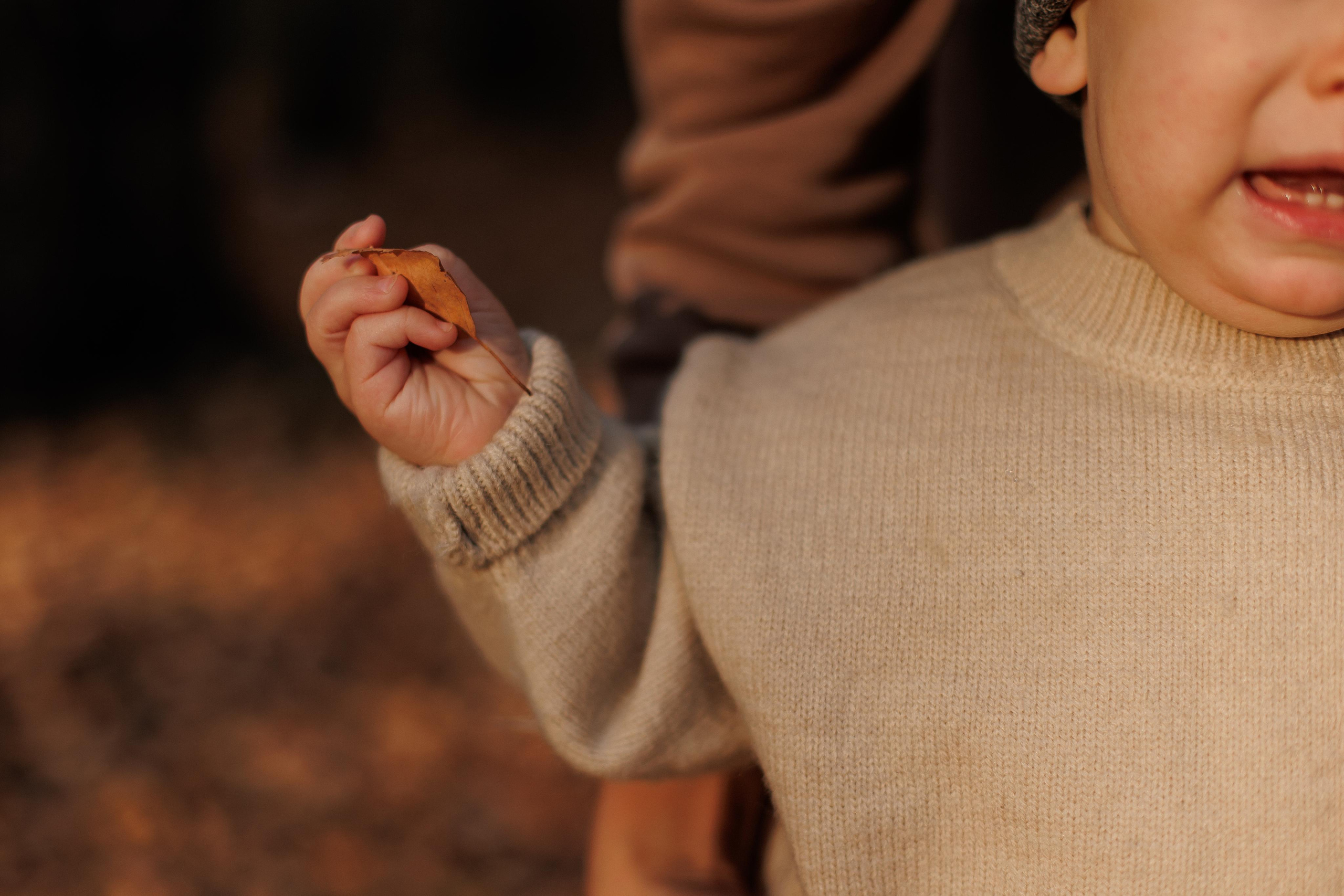 Мама и малыш (прогулка). Фотограф Авилова Дарья ● Тюмень● Съемка больших семей ●Архив поколений