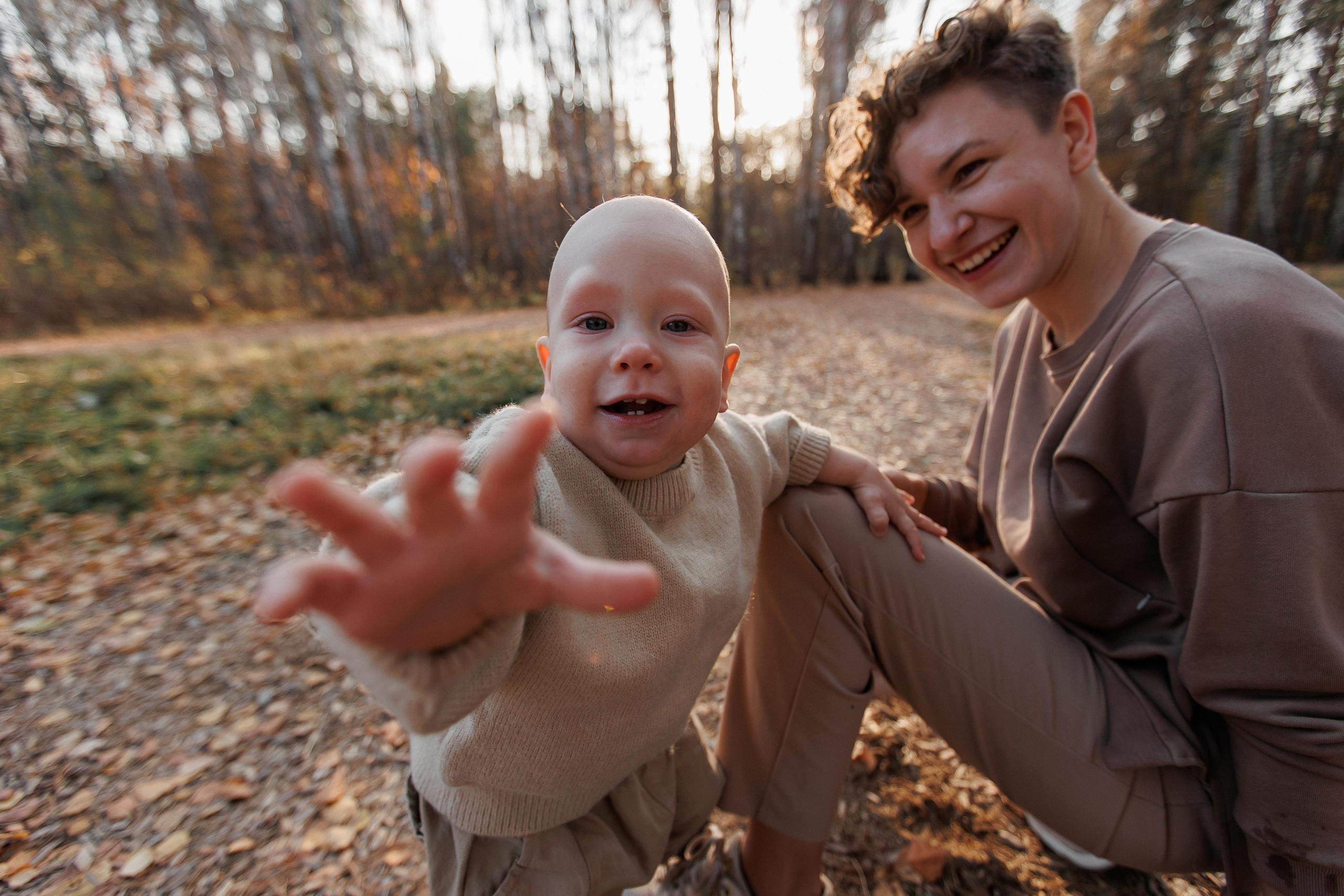Мама и малыш (прогулка). Фотограф Авилова Дарья ● Тюмень● Съемка больших семей ●Архив поколений