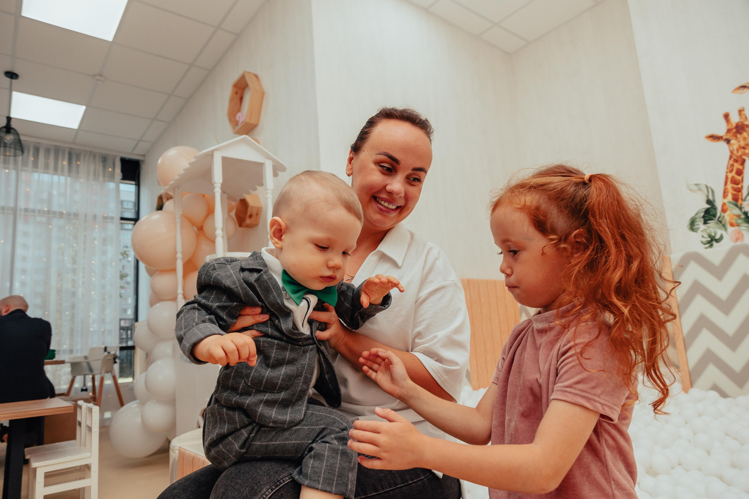 1 год в игровой. Фотограф Авилова Дарья ● Тюмень● Съемка больших семей ●Архив поколений