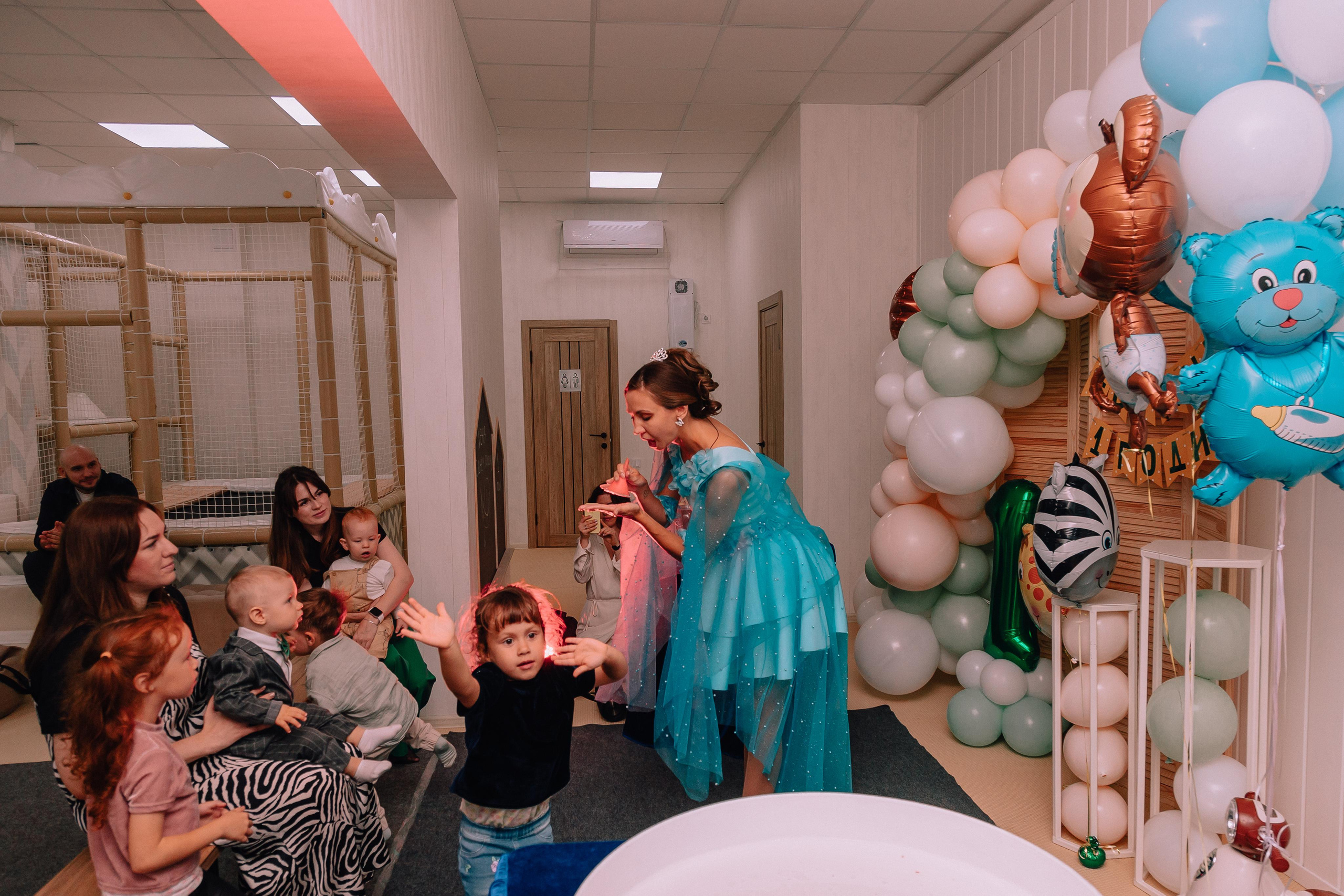 1 год в игровой. Фотограф Авилова Дарья ● Тюмень● Съемка больших семей ●Архив поколений