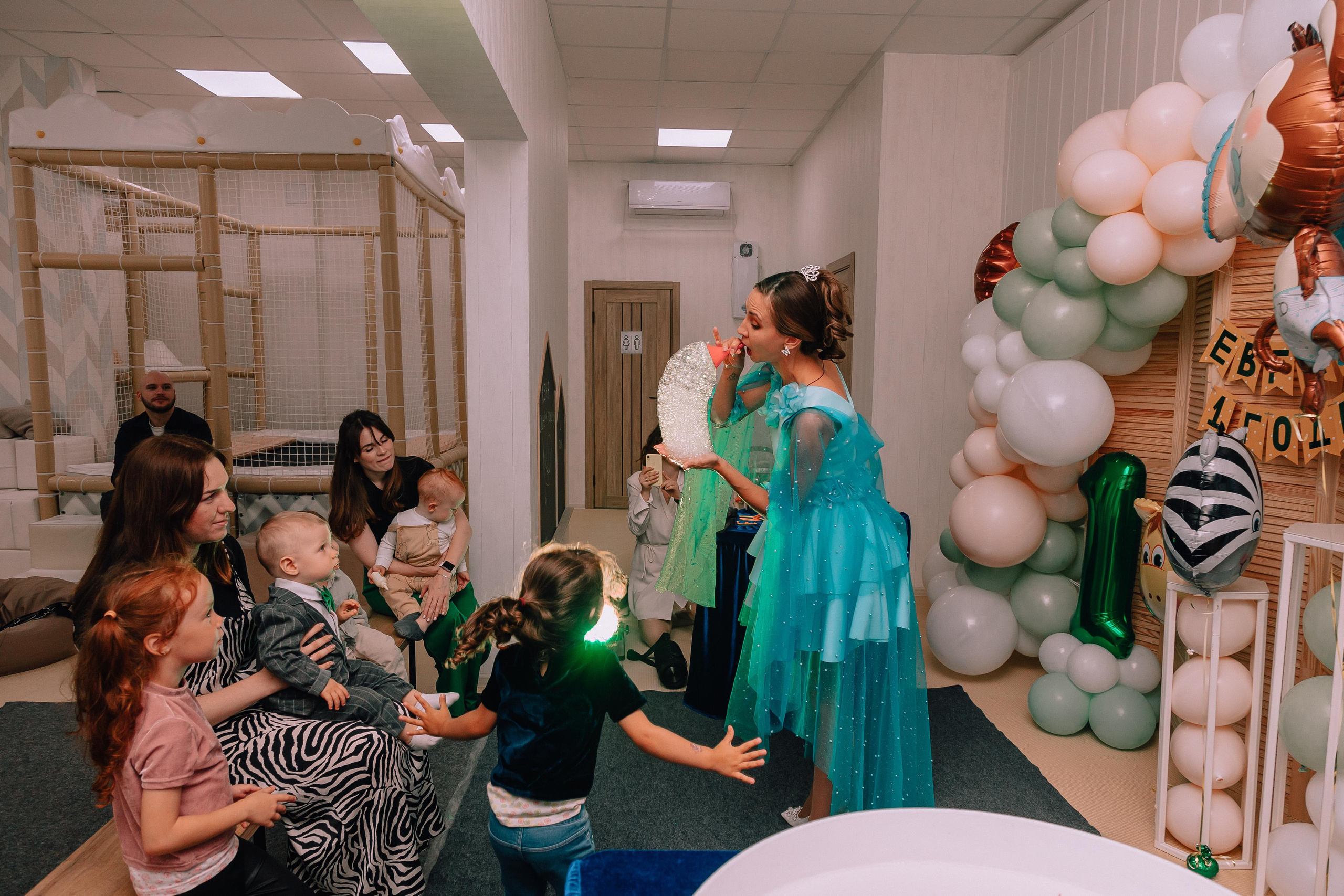 1 год в игровой. Фотограф Авилова Дарья ● Тюмень● Съемка больших семей ●Архив поколений