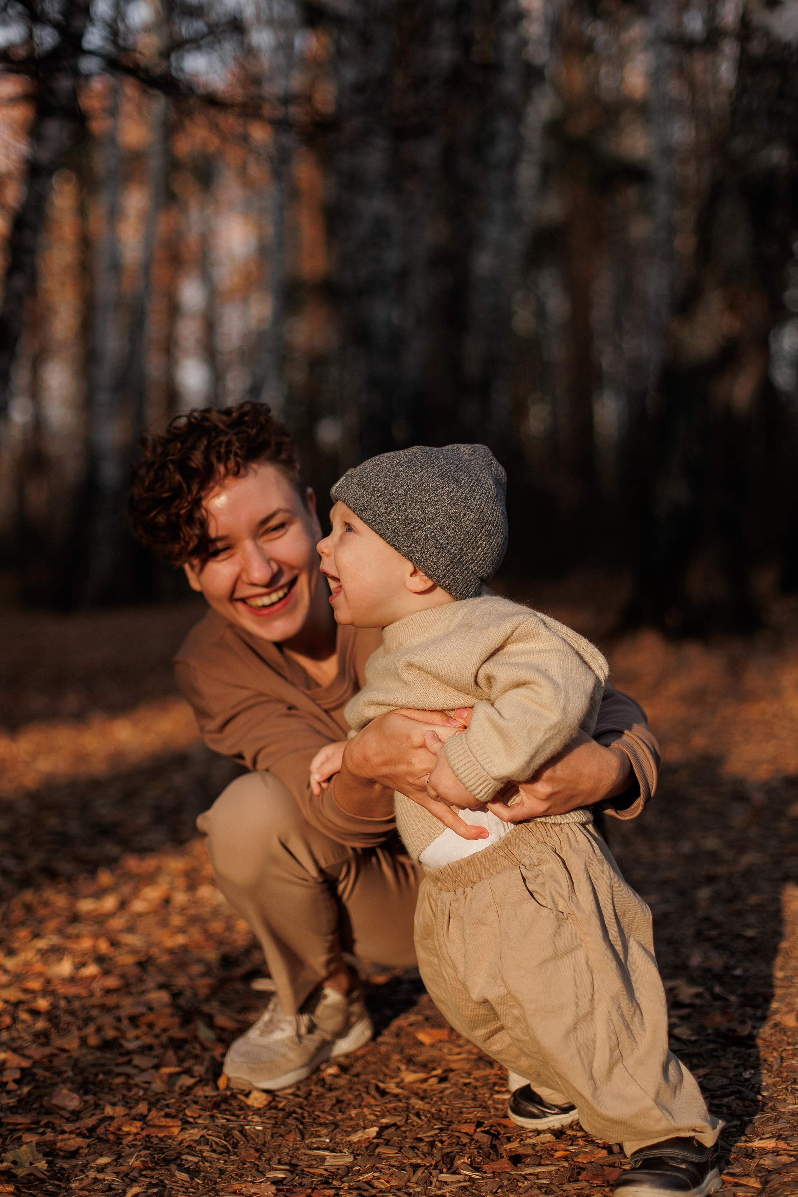 Мама и малыш (прогулка). Фотограф Авилова Дарья ● Тюмень● Съемка больших семей ●Архив поколений