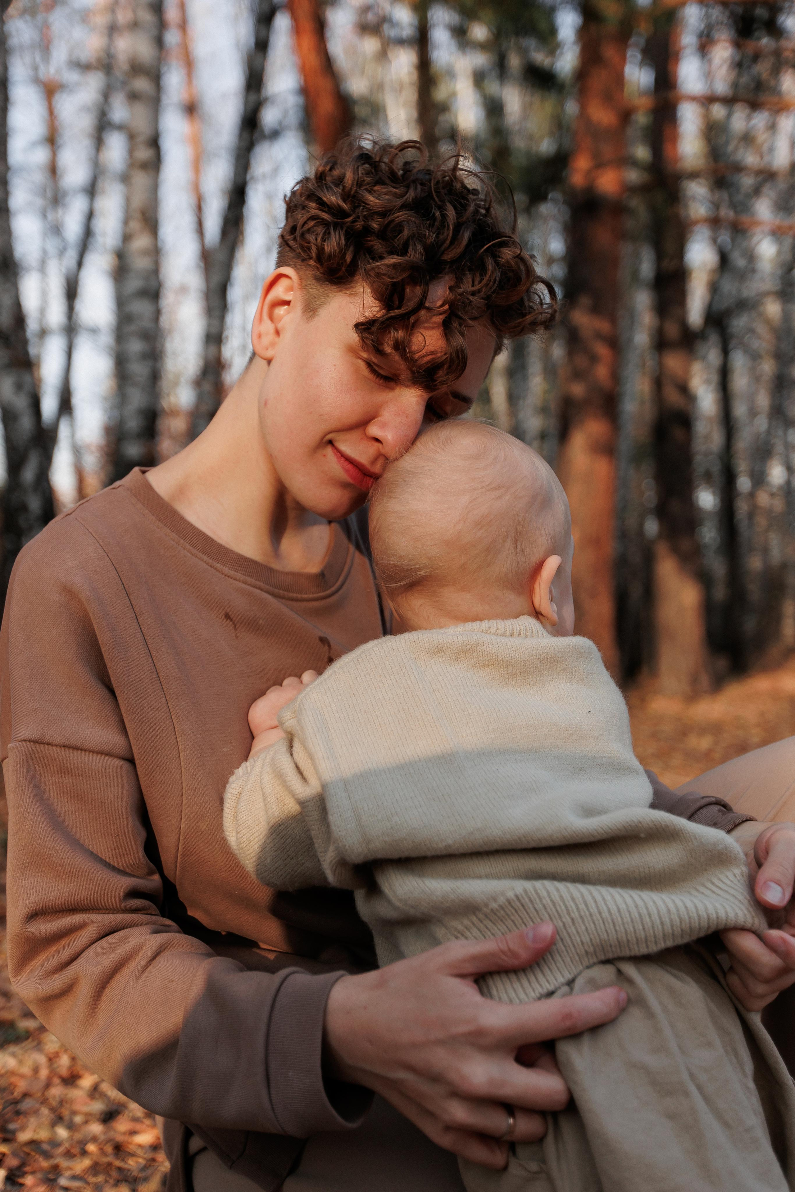 Мама и малыш (прогулка). Фотограф Авилова Дарья ● Тюмень● Съемка больших семей ●Архив поколений