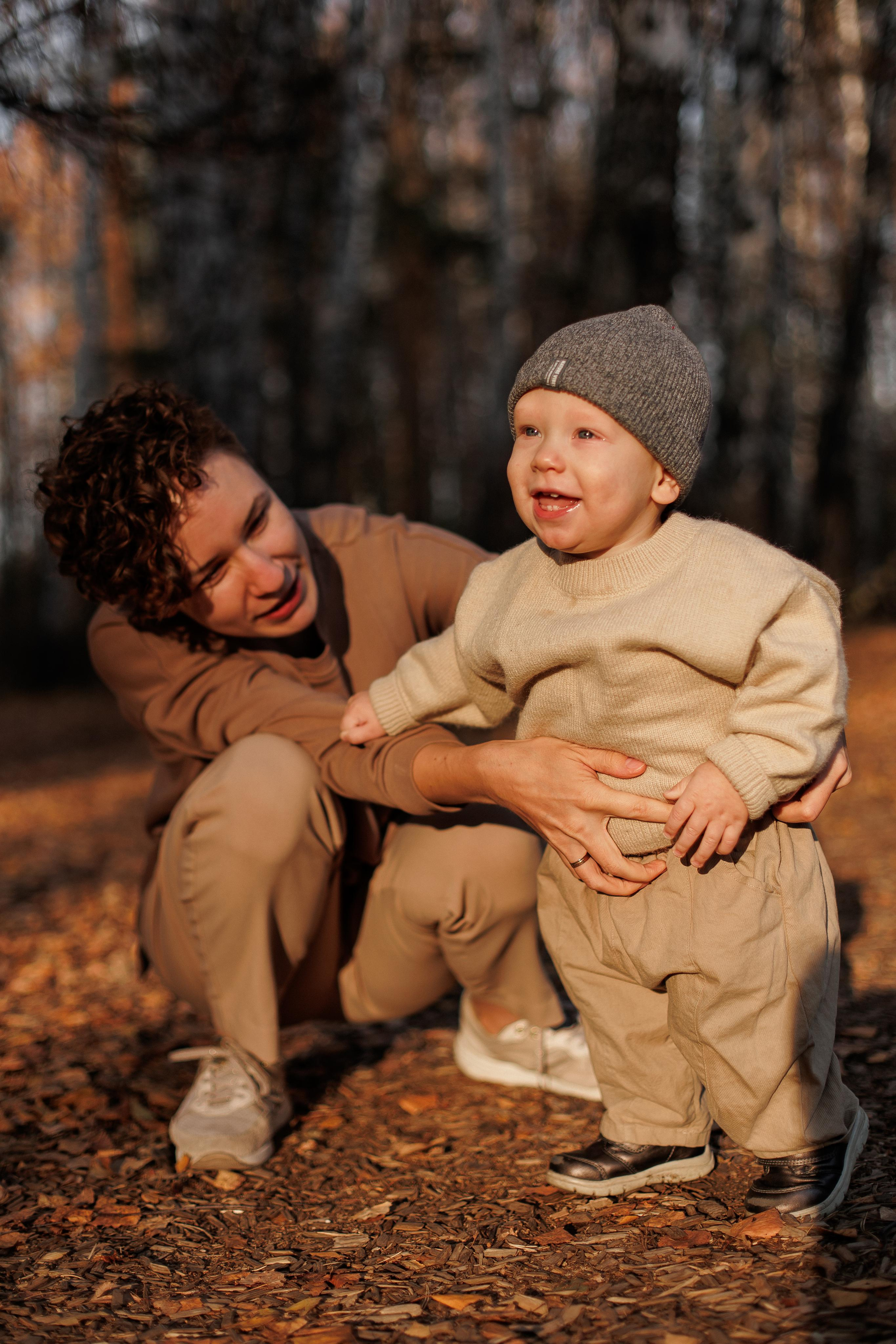 Мама и малыш (прогулка). Фотограф Авилова Дарья ● Тюмень● Съемка больших семей ●Архив поколений