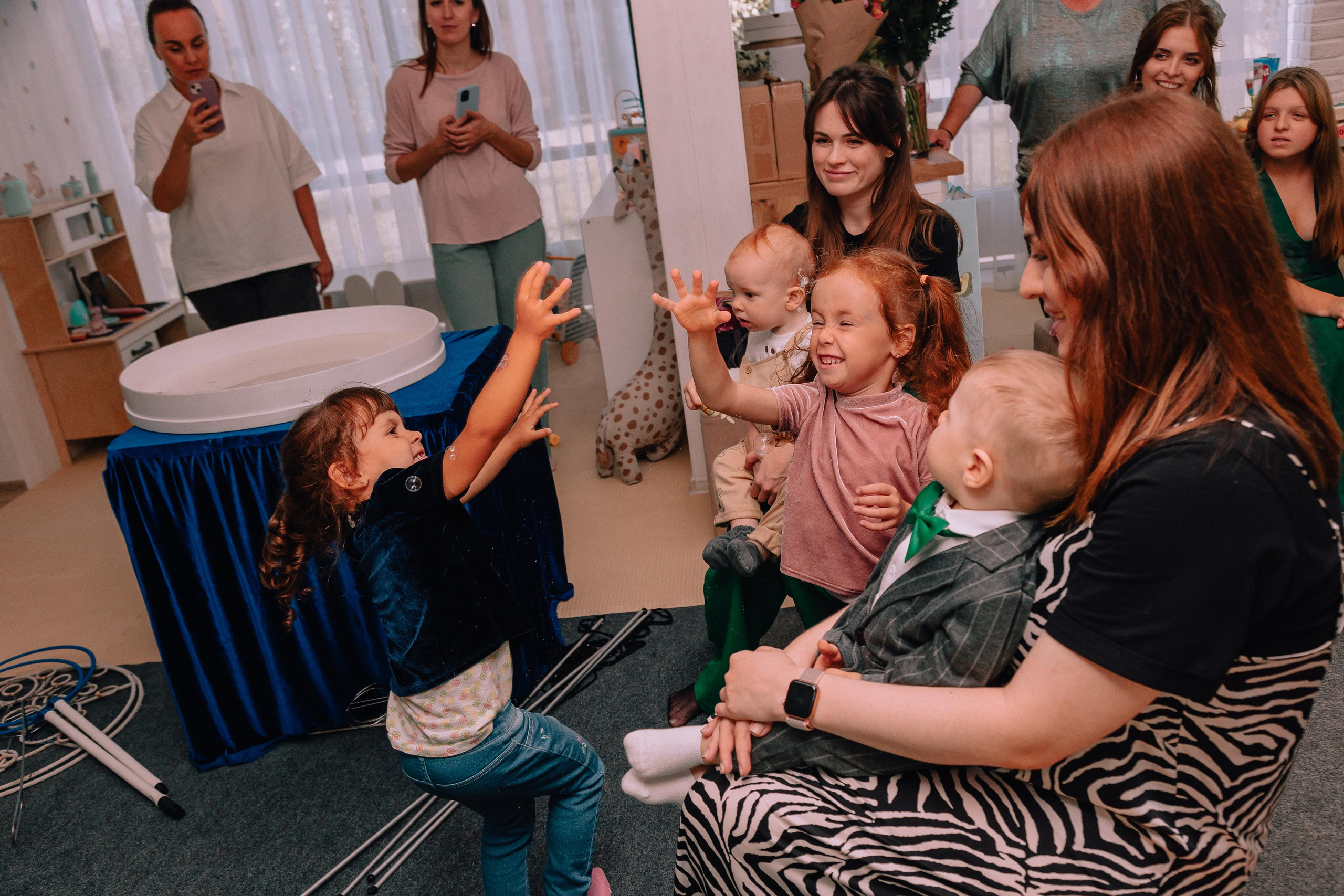 1 год в игровой. Фотограф Авилова Дарья ● Тюмень● Съемка больших семей ●Архив поколений