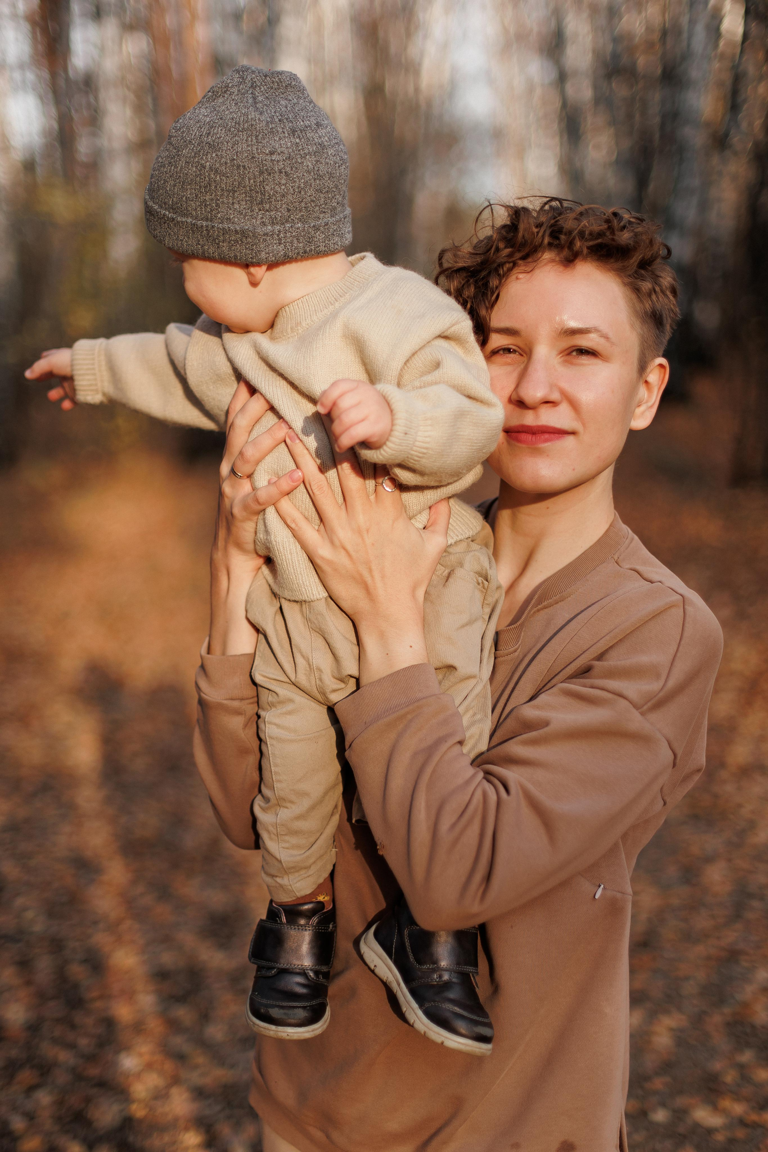 Мама и малыш (прогулка). Фотограф Авилова Дарья ● Тюмень● Съемка больших семей ●Архив поколений