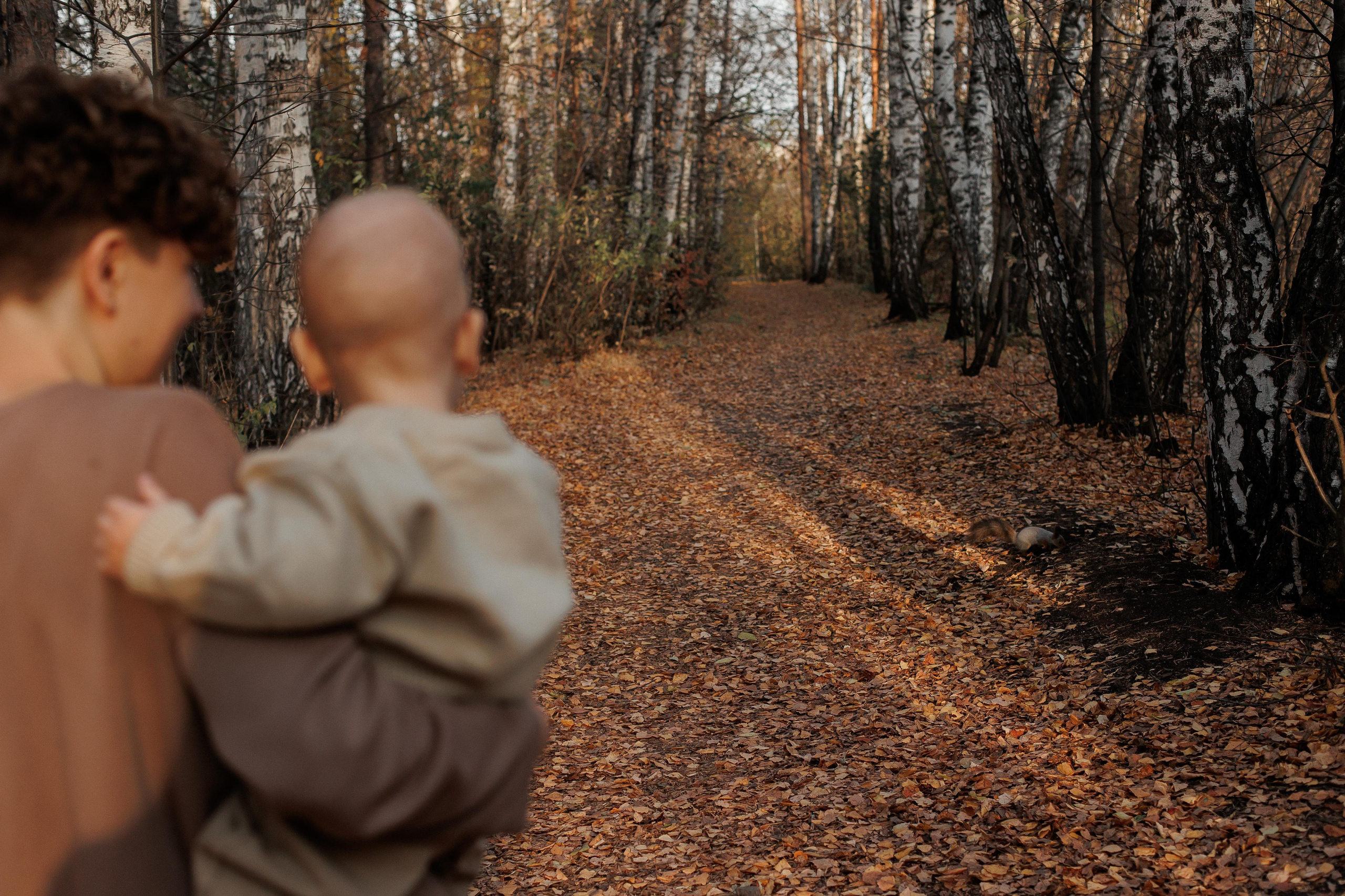 Мама и малыш (прогулка). Фотограф Авилова Дарья ● Тюмень● Съемка больших семей ●Архив поколений