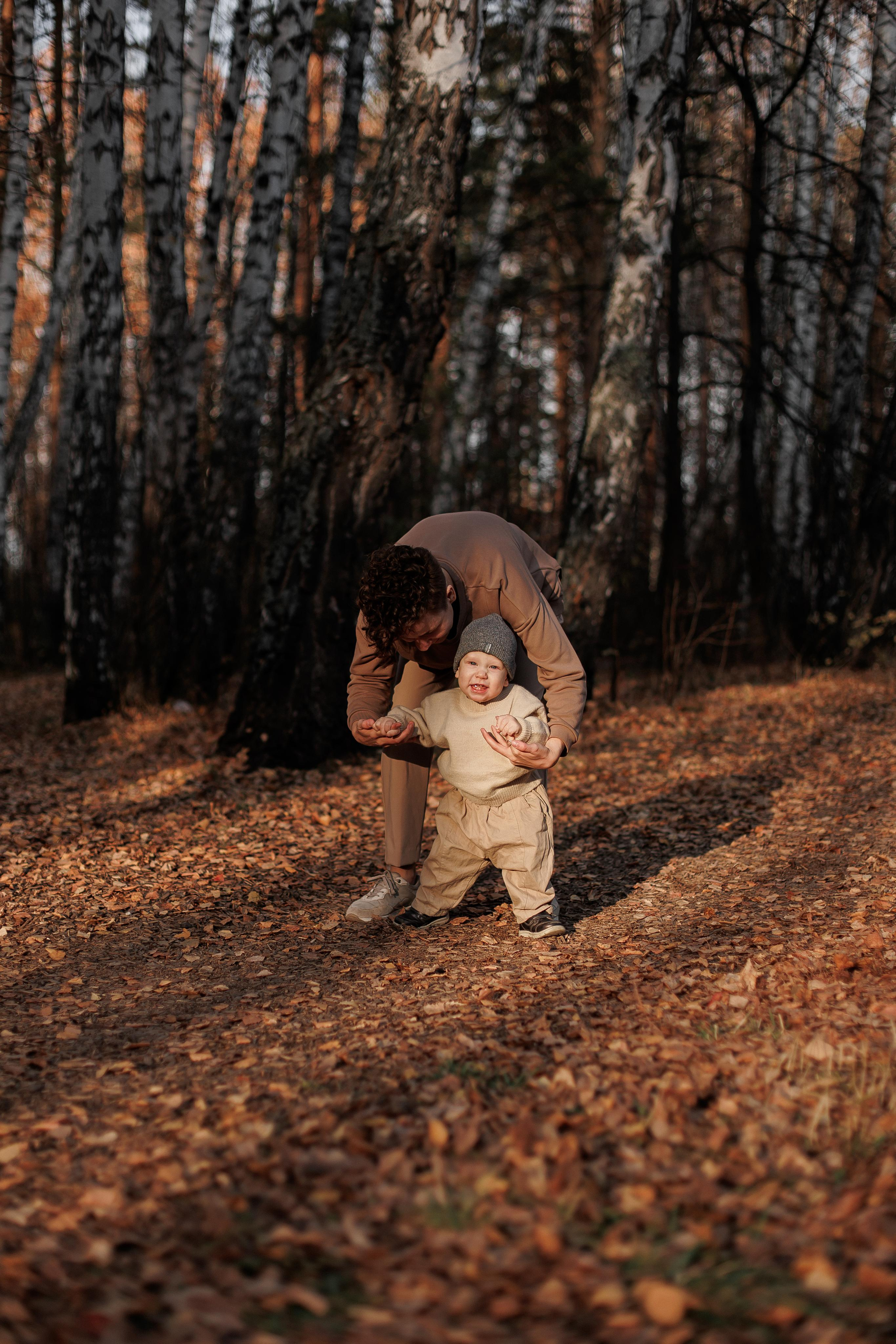 Мама и малыш (прогулка). Фотограф Авилова Дарья ● Тюмень● Съемка больших семей ●Архив поколений