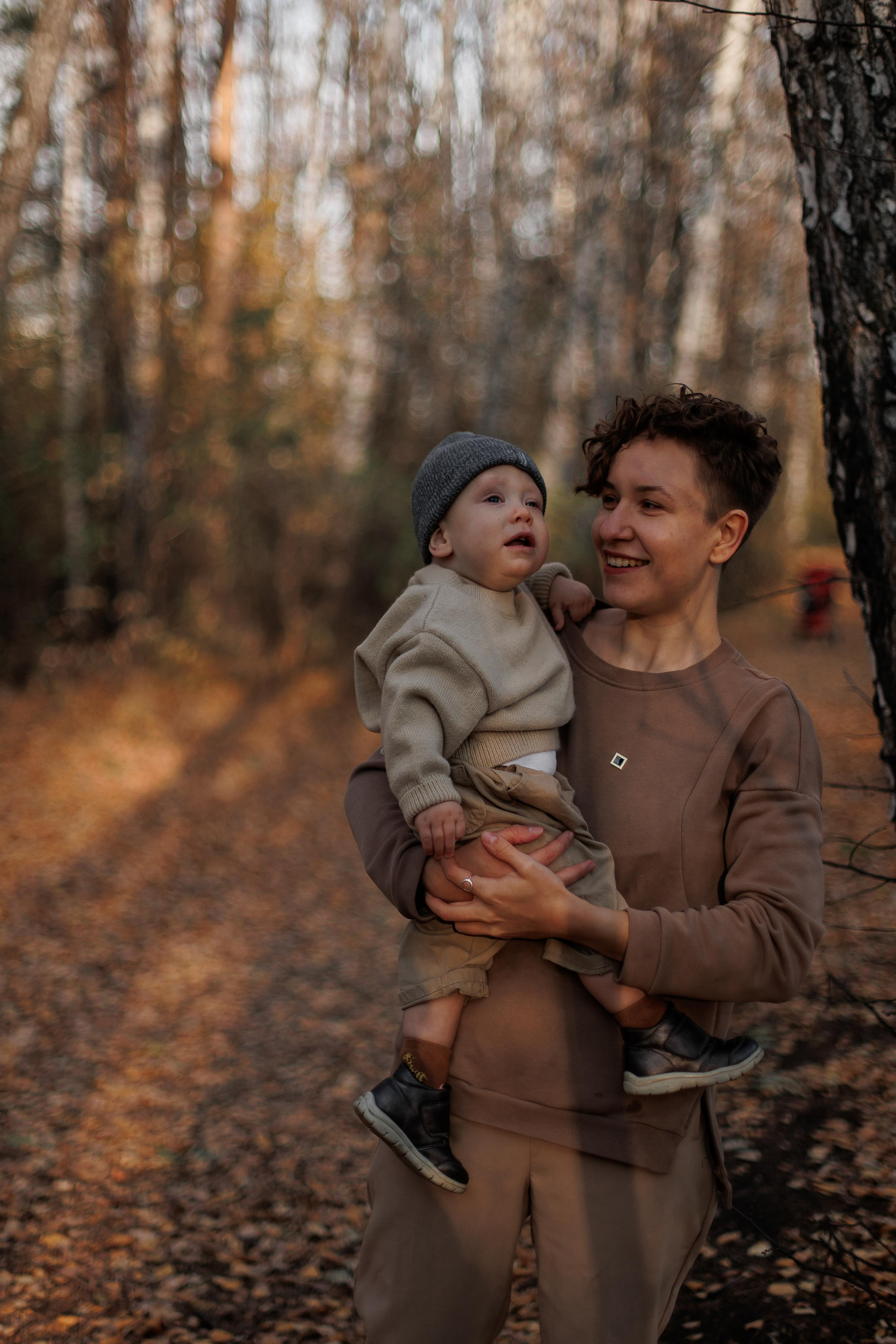 Мама и малыш (прогулка). Фотограф Авилова Дарья ● Тюмень● Съемка больших семей ●Архив поколений