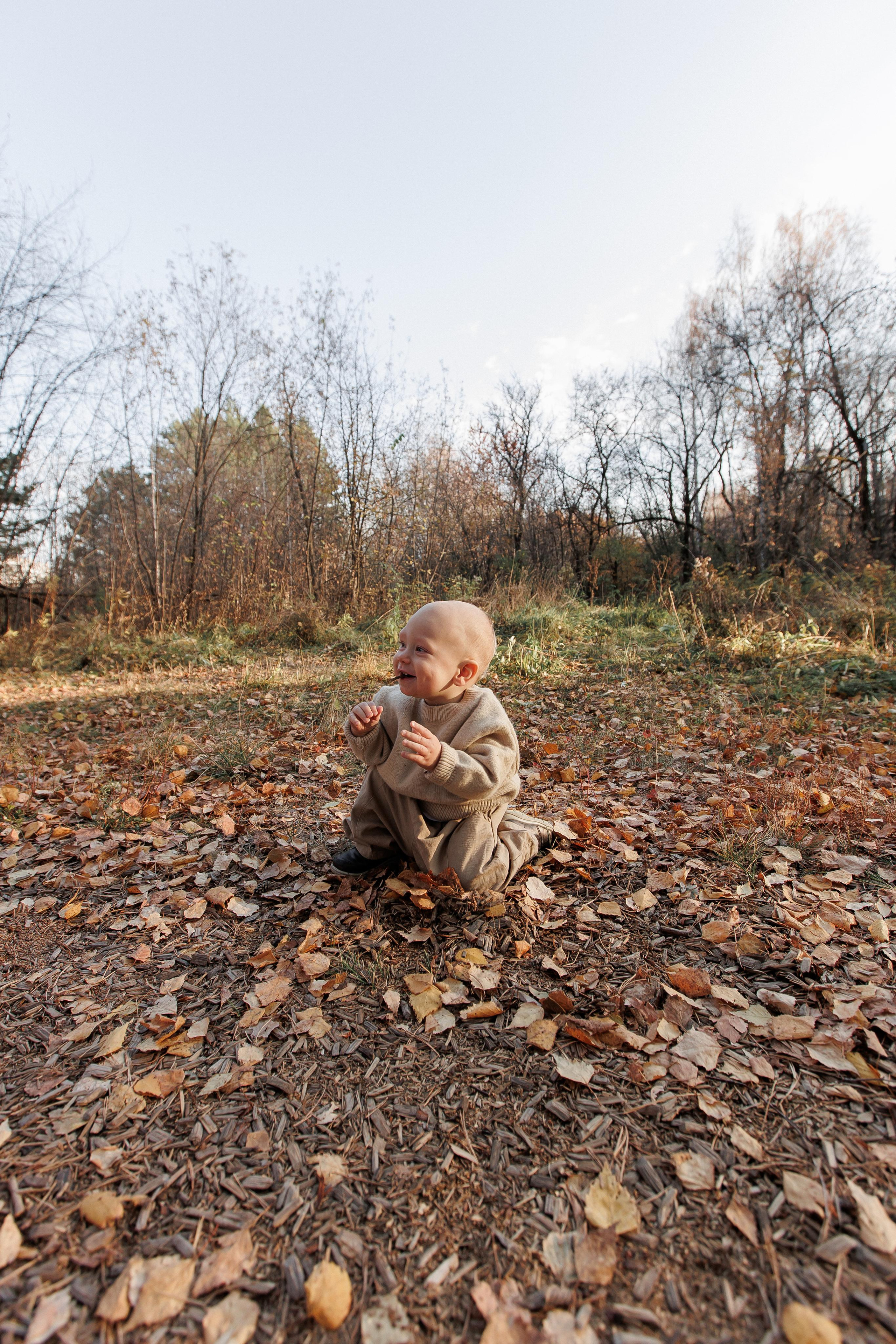 Мама и малыш (прогулка). Фотограф Авилова Дарья ● Тюмень● Съемка больших семей ●Архив поколений