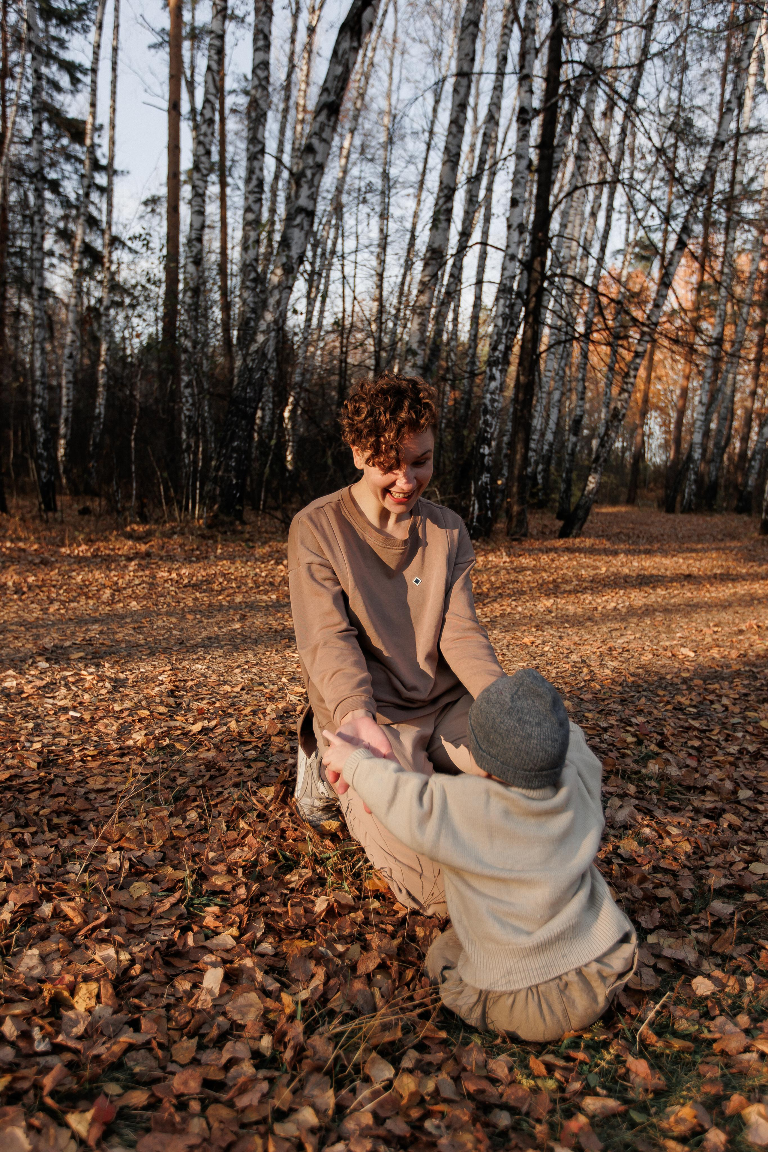 Мама и малыш (прогулка). Фотограф Авилова Дарья ● Тюмень● Съемка больших семей ●Архив поколений