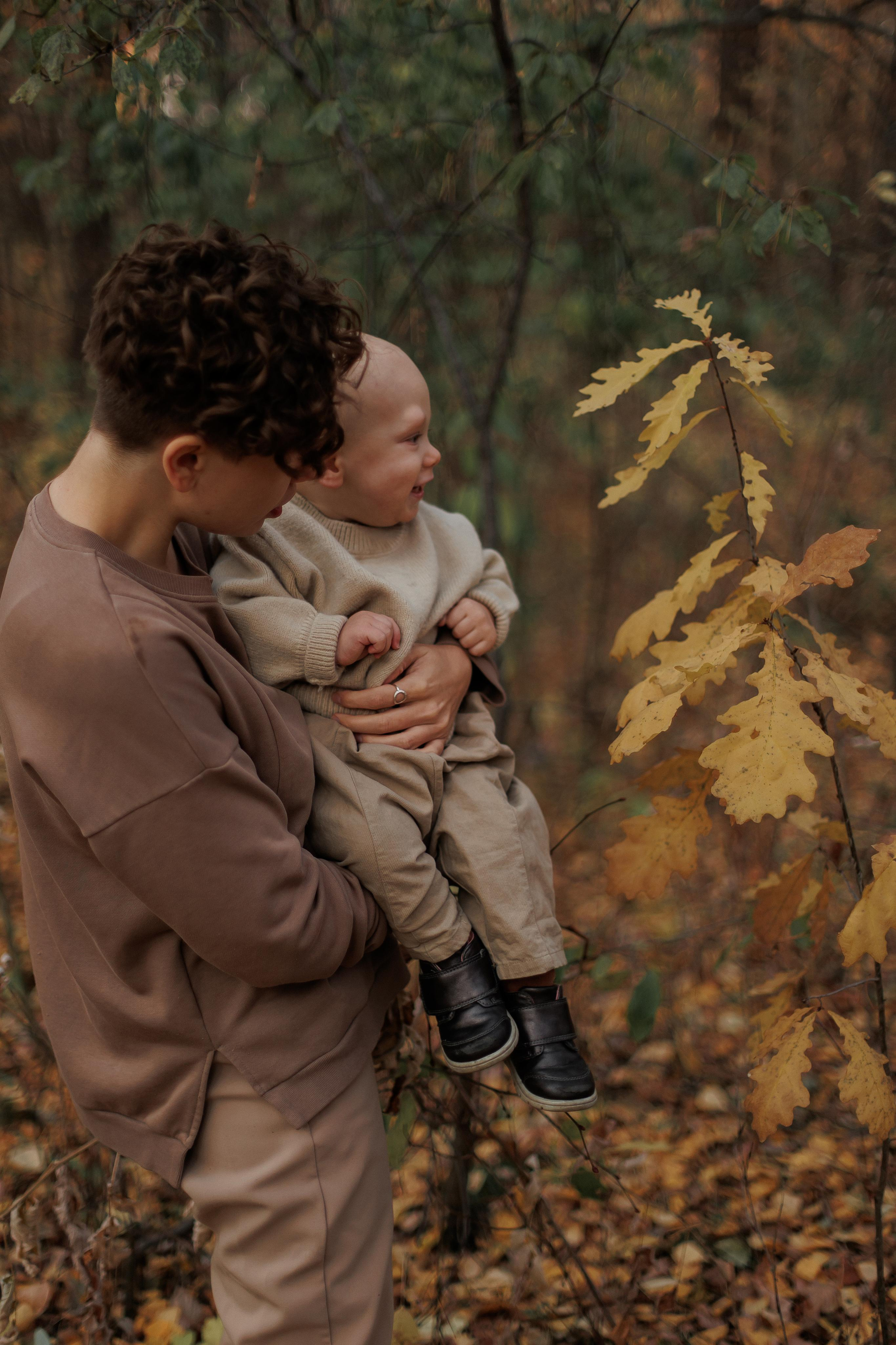 Мама и малыш (прогулка). Фотограф Авилова Дарья ● Тюмень● Съемка больших семей ●Архив поколений