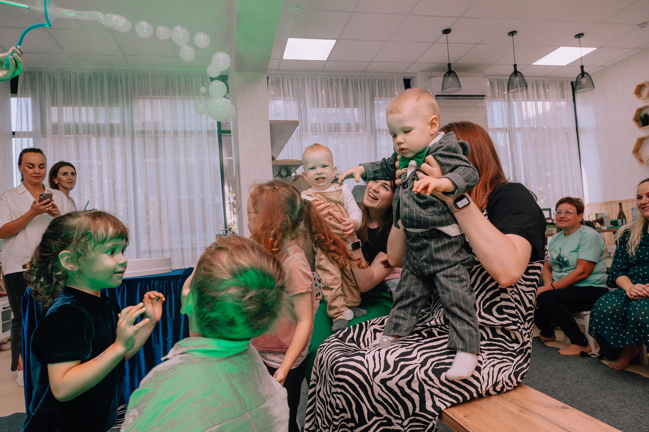 1 год в игровой. Фотограф Авилова Дарья ● Тюмень● Съемка больших семей ●Архив поколений