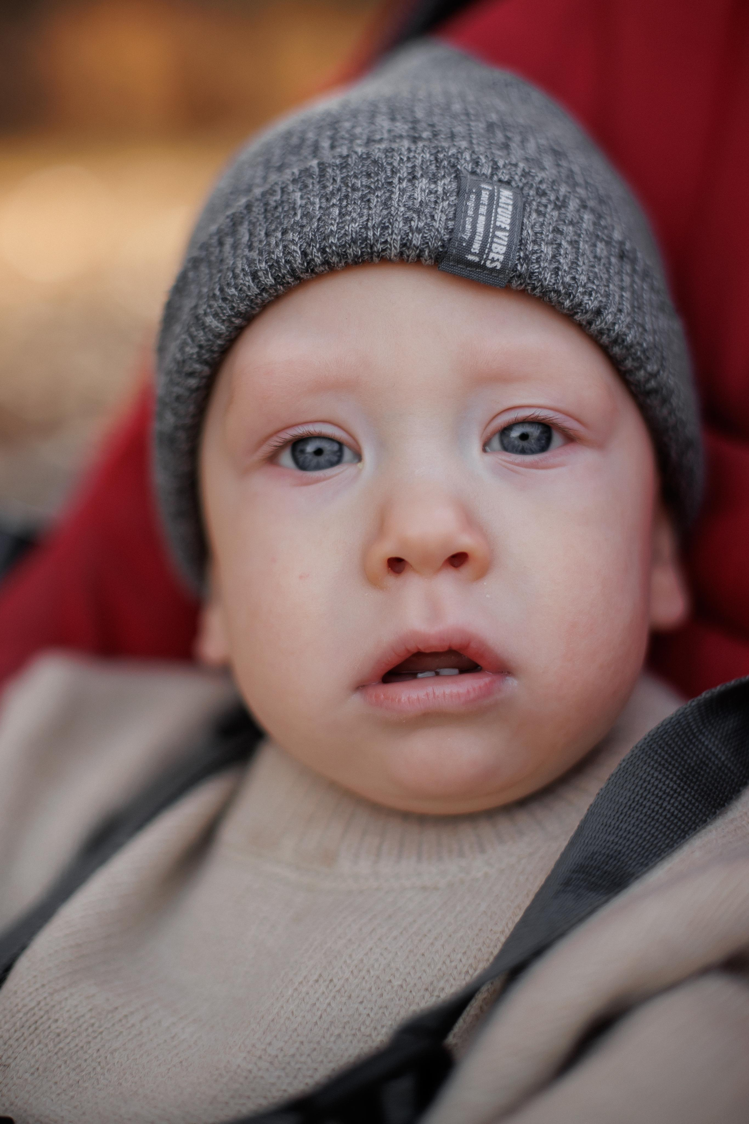 Мама и малыш (прогулка). Фотограф Авилова Дарья ● Тюмень● Съемка больших семей ●Архив поколений