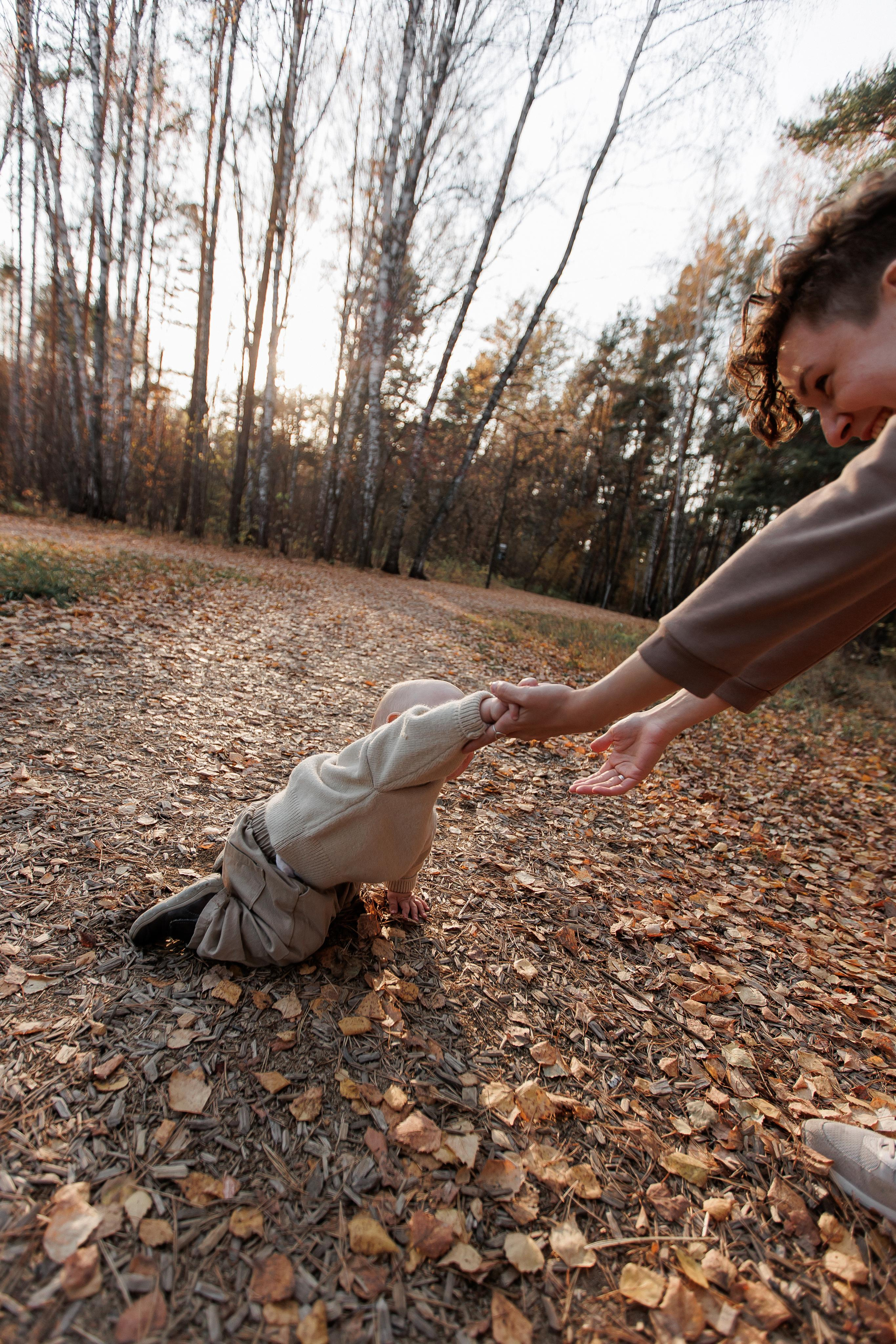 Мама и малыш (прогулка). Фотограф Авилова Дарья ● Тюмень● Съемка больших семей ●Архив поколений