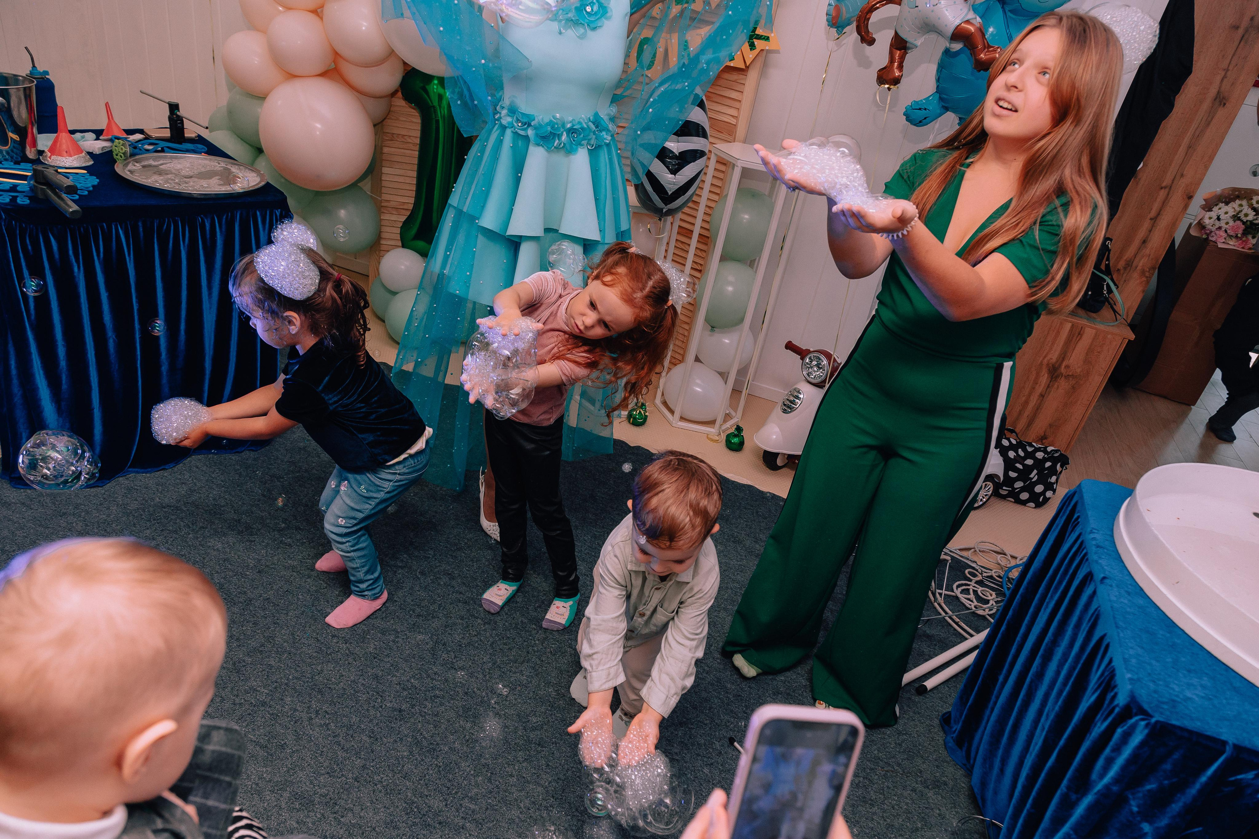 1 год в игровой. Фотограф Авилова Дарья ● Тюмень● Съемка больших семей ●Архив поколений