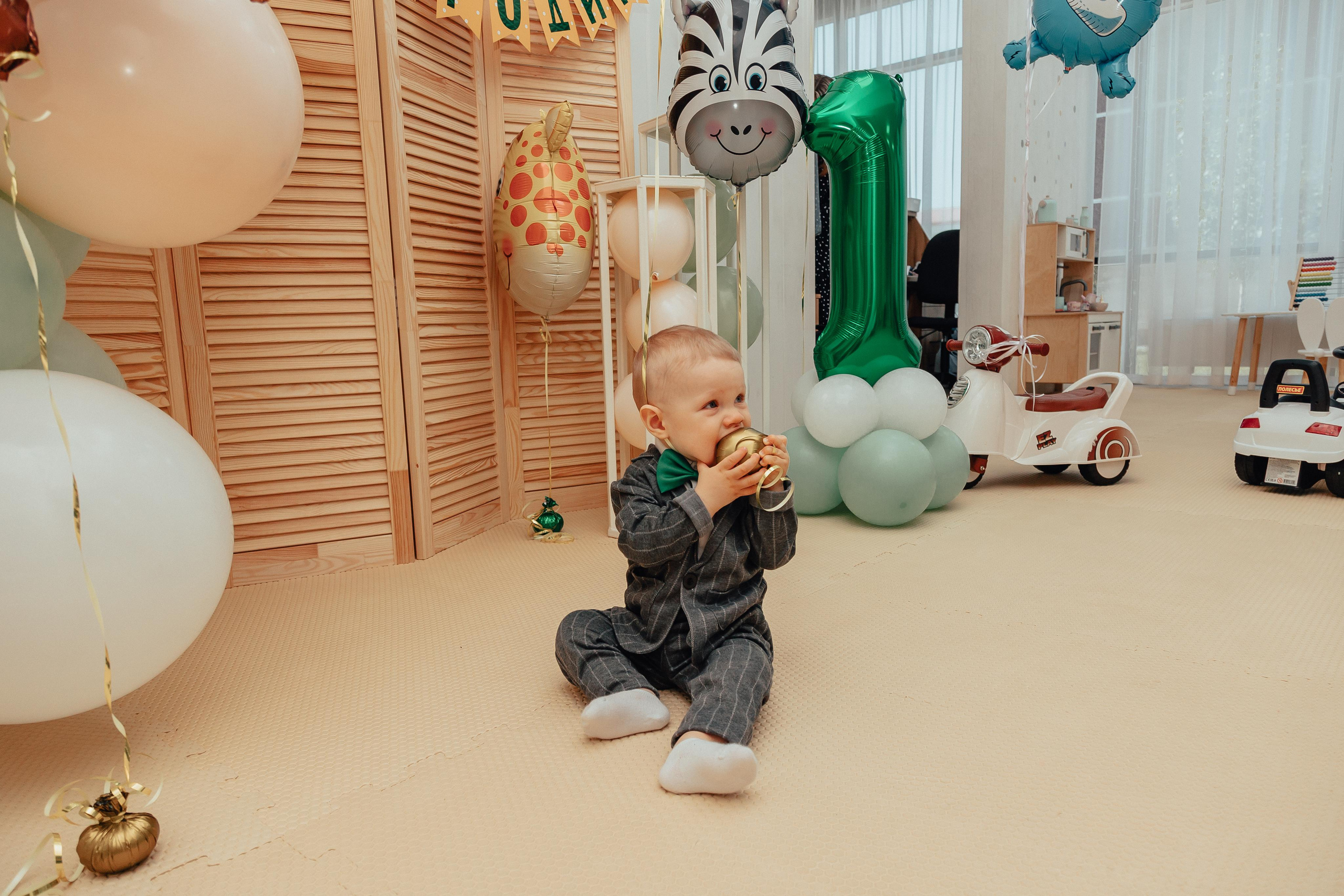 1 год в игровой. Фотограф Авилова Дарья ● Тюмень● Съемка больших семей ●Архив поколений