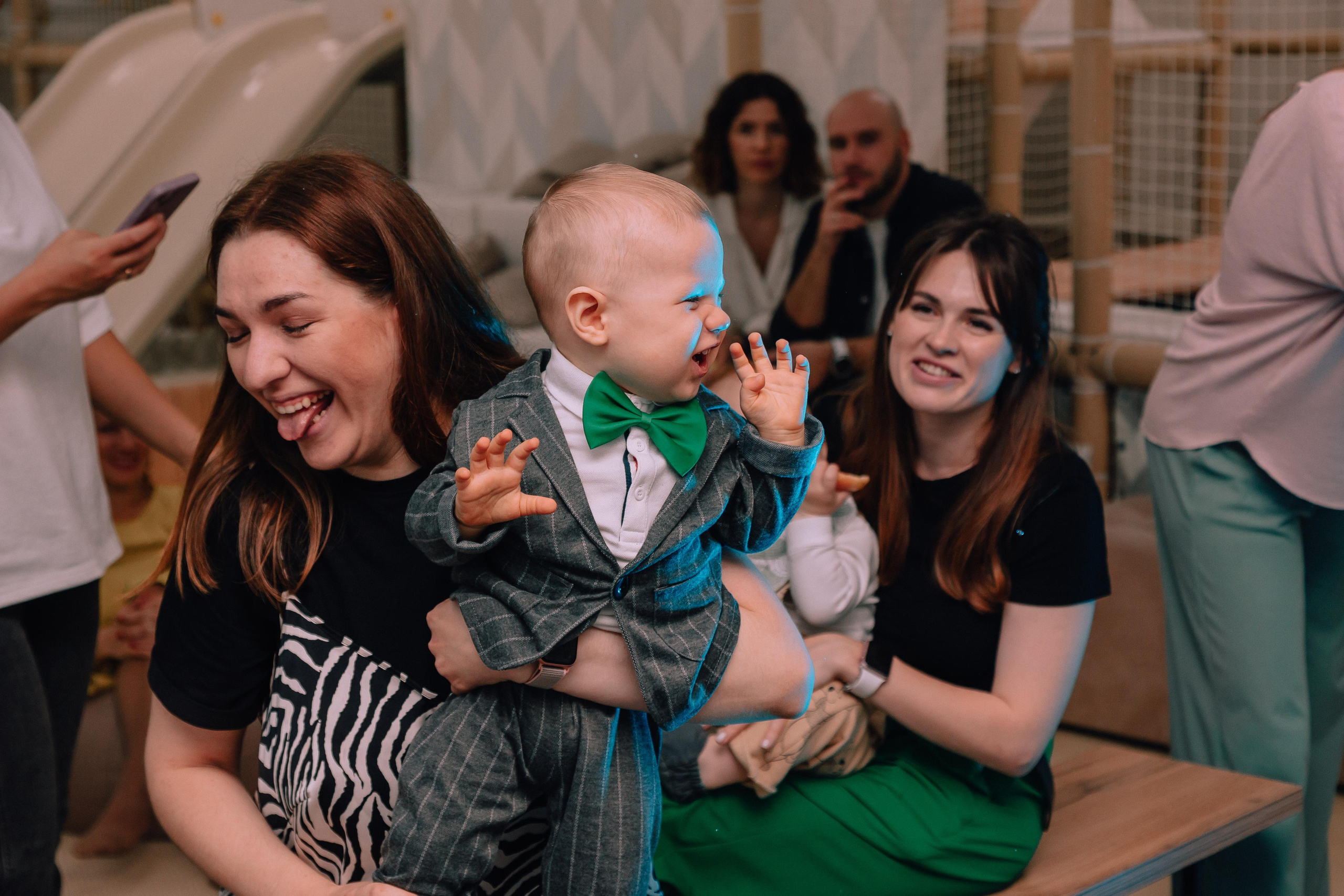 1 год в игровой. Фотограф Авилова Дарья ● Тюмень● Съемка больших семей ●Архив поколений