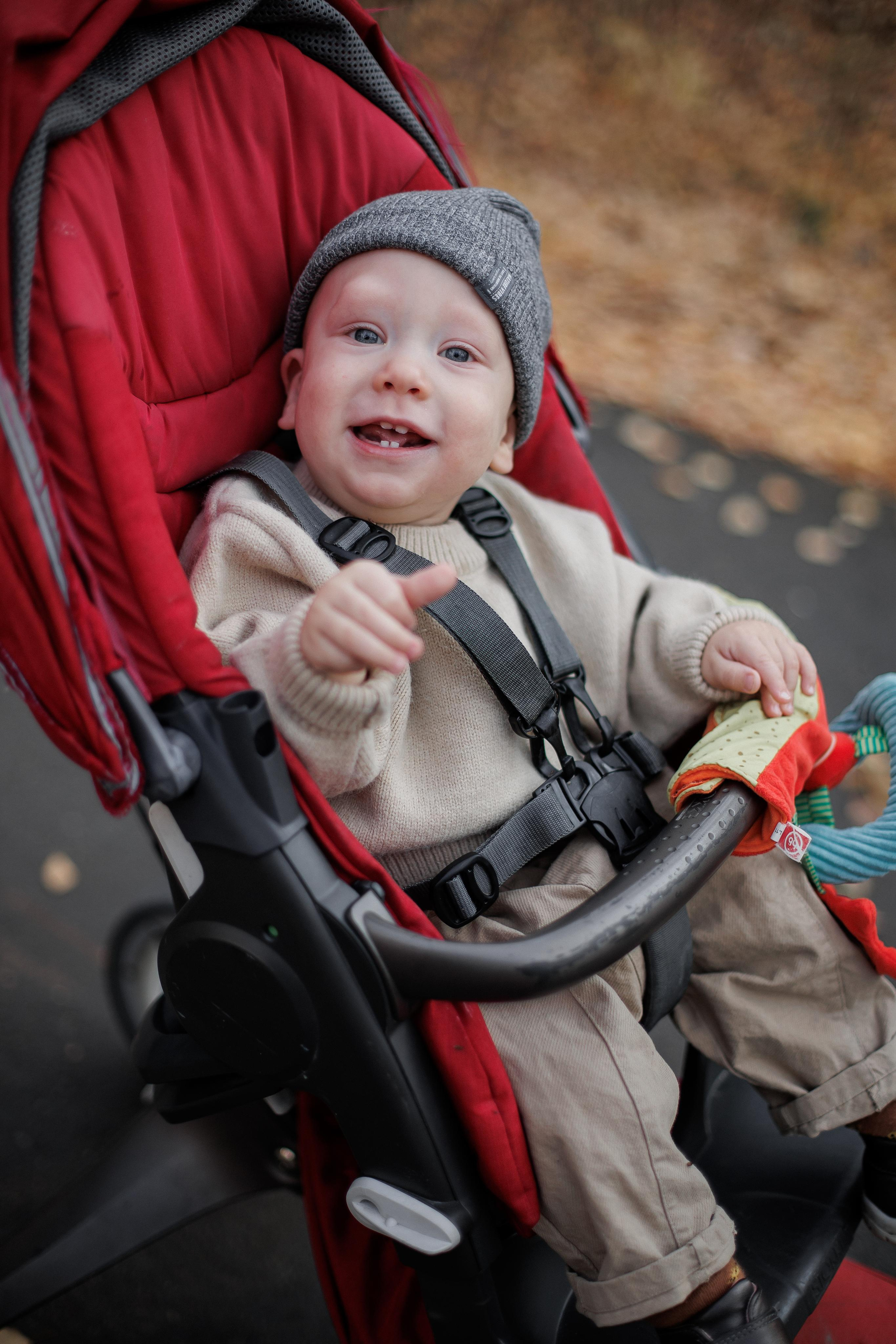 Мама и малыш (прогулка). Фотограф Авилова Дарья ● Тюмень● Съемка больших семей ●Архив поколений