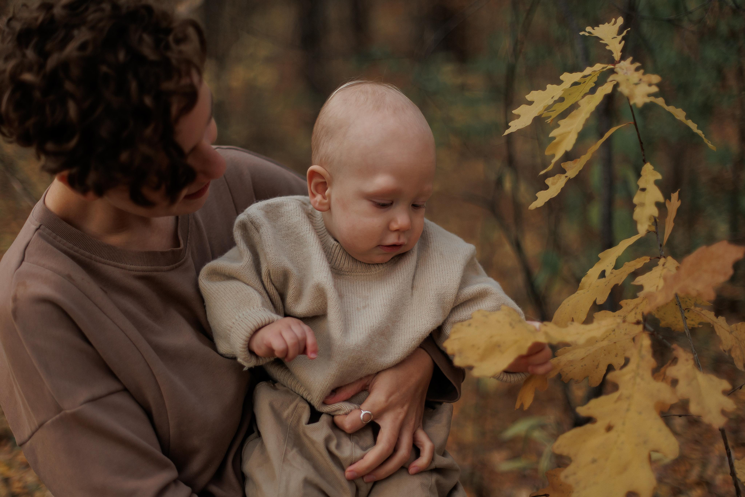 Мама и малыш (прогулка). Фотограф Авилова Дарья ● Тюмень● Съемка больших семей ●Архив поколений