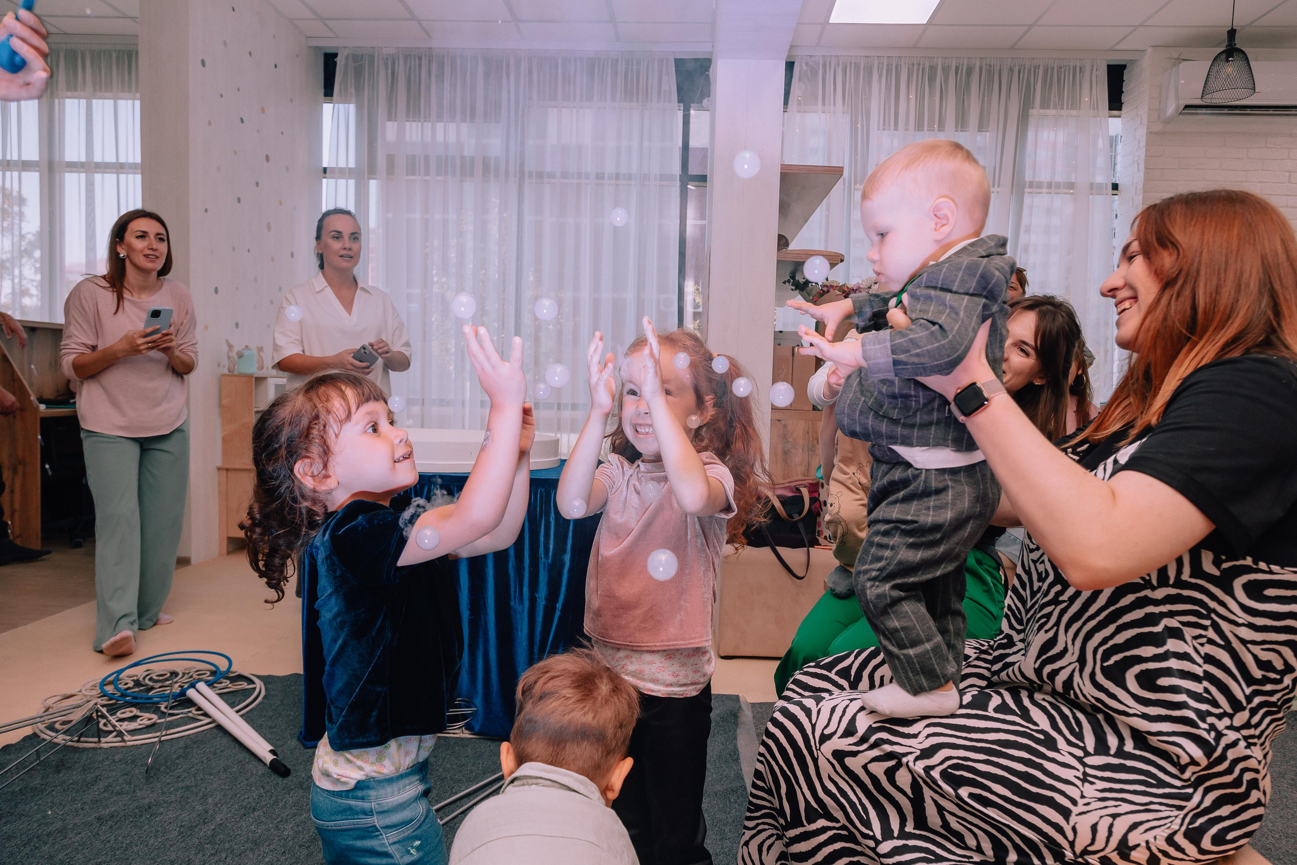 1 год в игровой. Фотограф Авилова Дарья ● Тюмень● Съемка больших семей ●Архив поколений