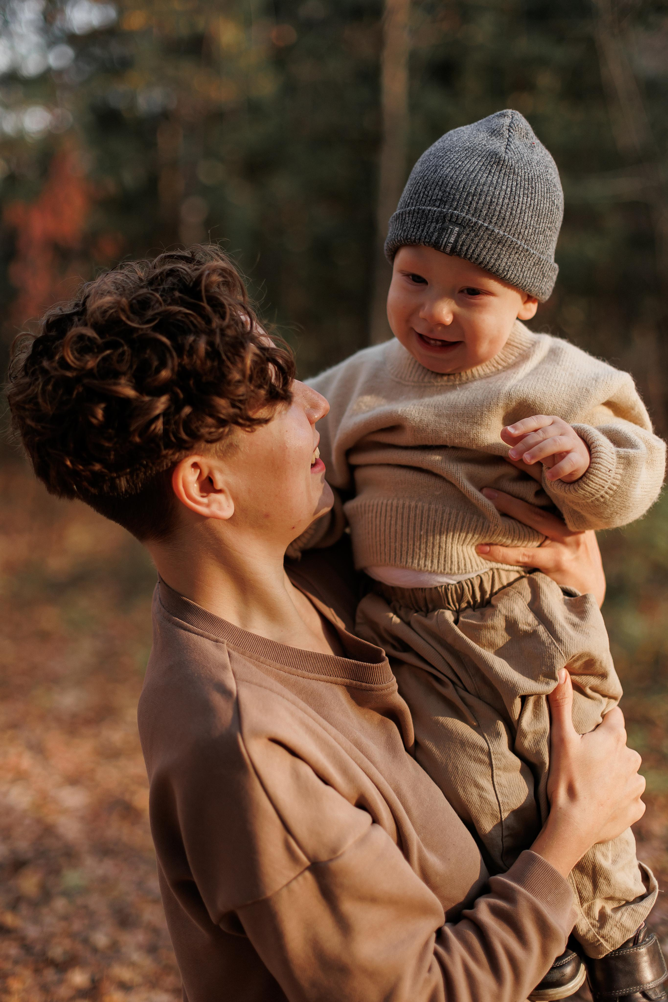 Мама и малыш (прогулка). Фотограф Авилова Дарья ● Тюмень● Съемка больших семей ●Архив поколений
