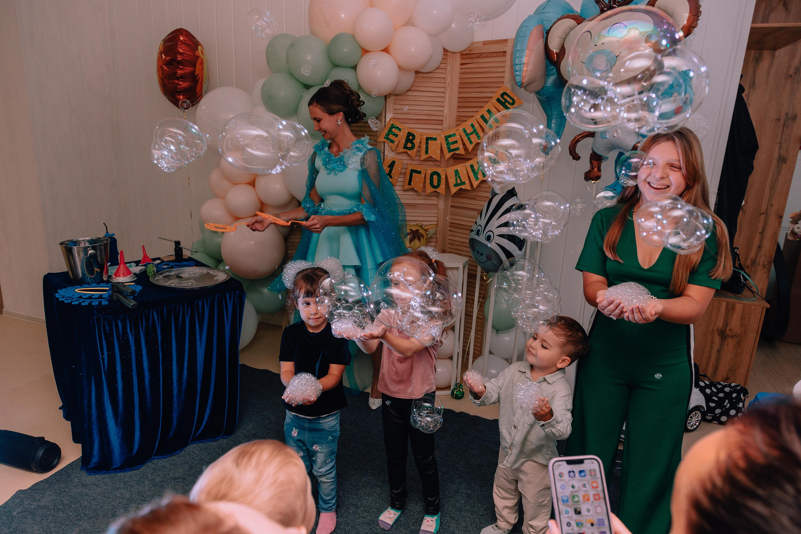 1 год в игровой. Фотограф Авилова Дарья ● Тюмень● Съемка больших семей ●Архив поколений