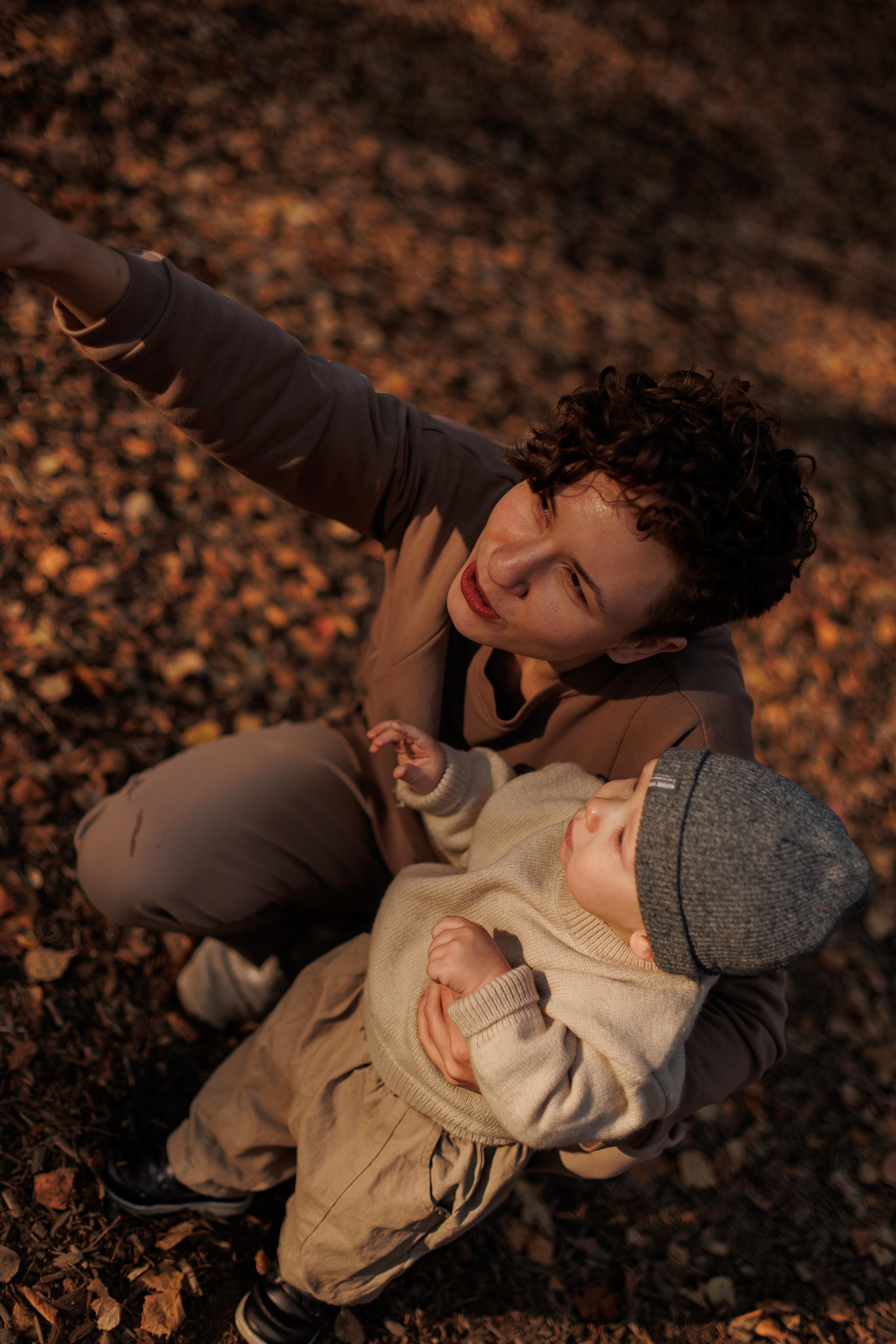 Мама и малыш (прогулка). Фотограф Авилова Дарья ● Тюмень● Съемка больших семей ●Архив поколений