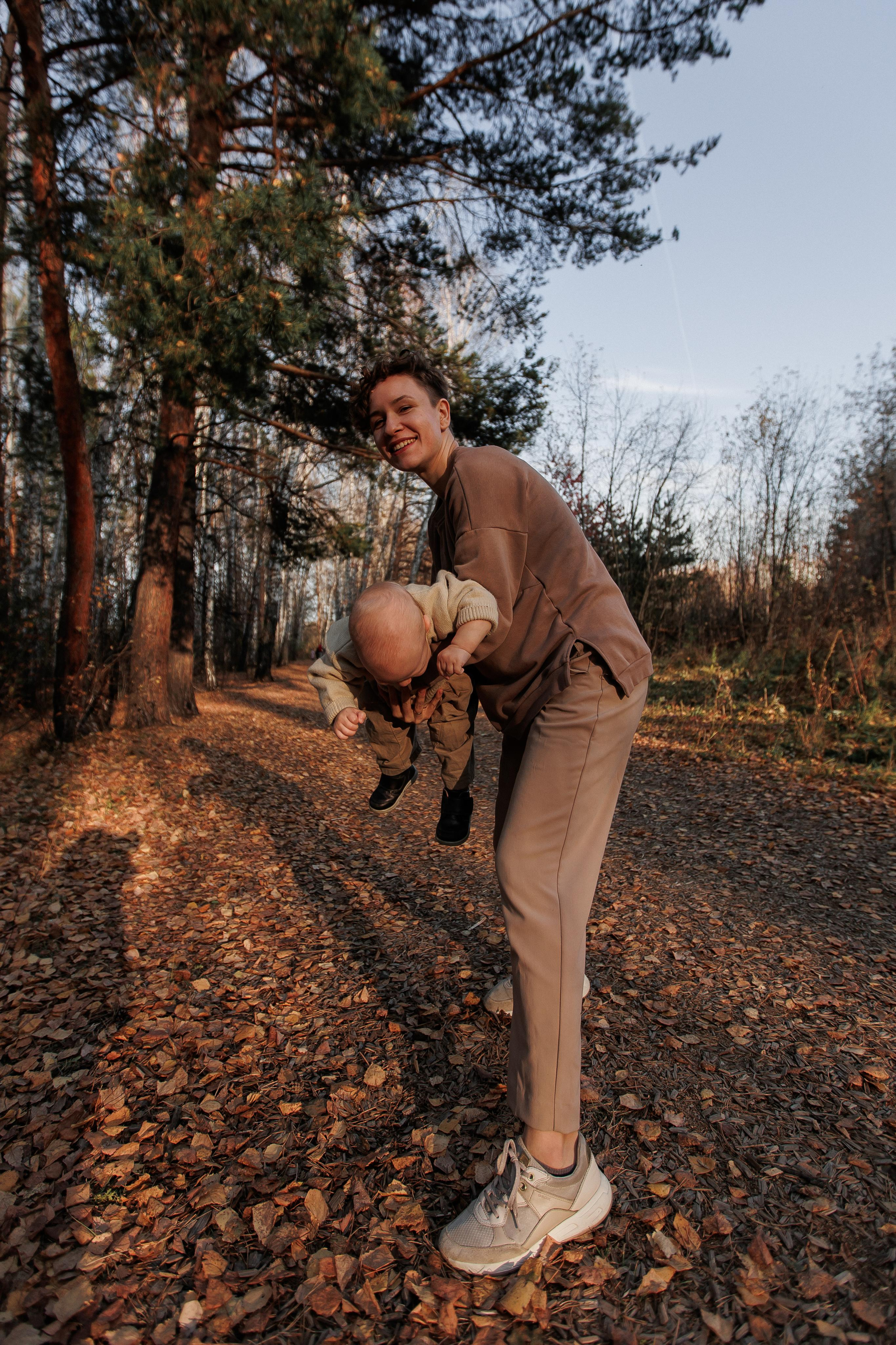 Мама и малыш (прогулка). Фотограф Авилова Дарья ● Тюмень● Съемка больших семей ●Архив поколений
