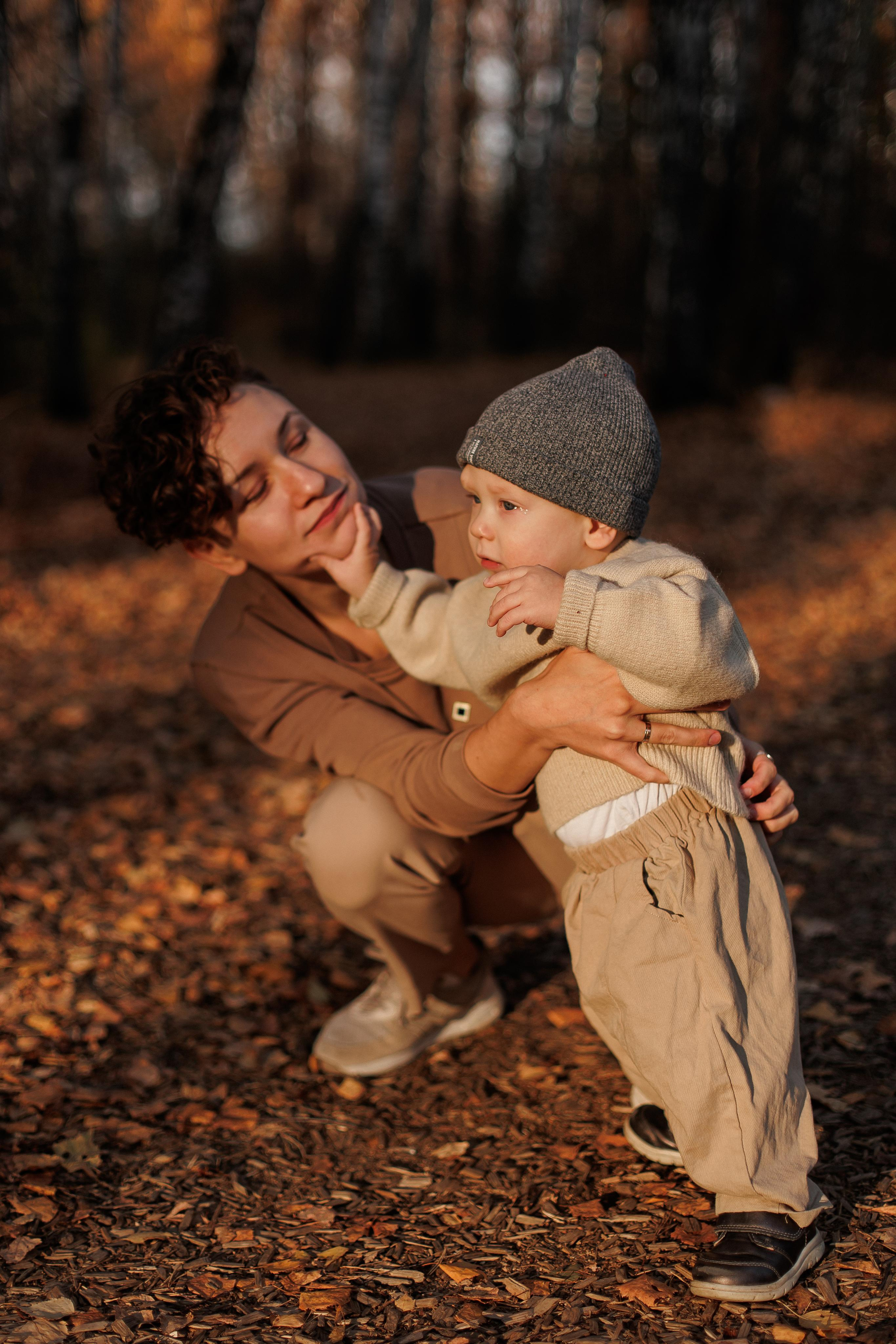 Мама и малыш (прогулка). Фотограф Авилова Дарья ● Тюмень● Съемка больших семей ●Архив поколений