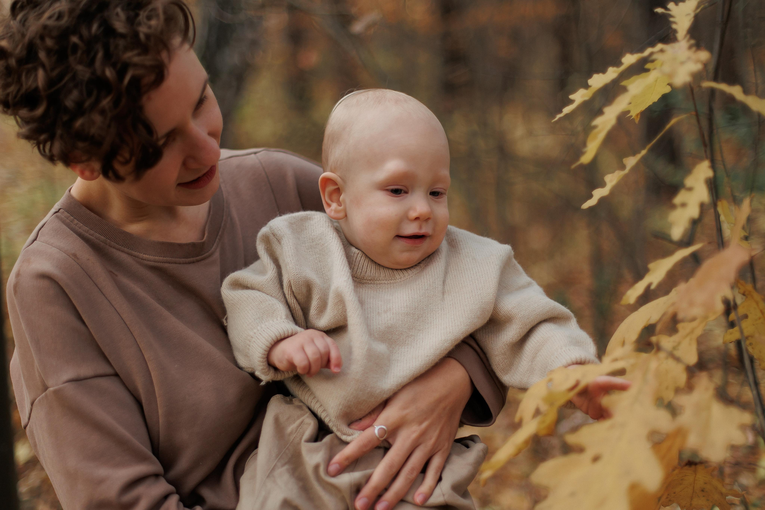 Мама и малыш (прогулка). Фотограф Авилова Дарья ● Тюмень● Съемка больших семей ●Архив поколений