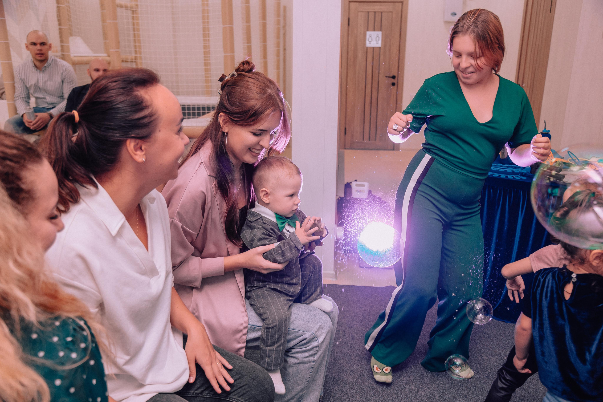 1 год в игровой. Фотограф Авилова Дарья ● Тюмень● Съемка больших семей ●Архив поколений