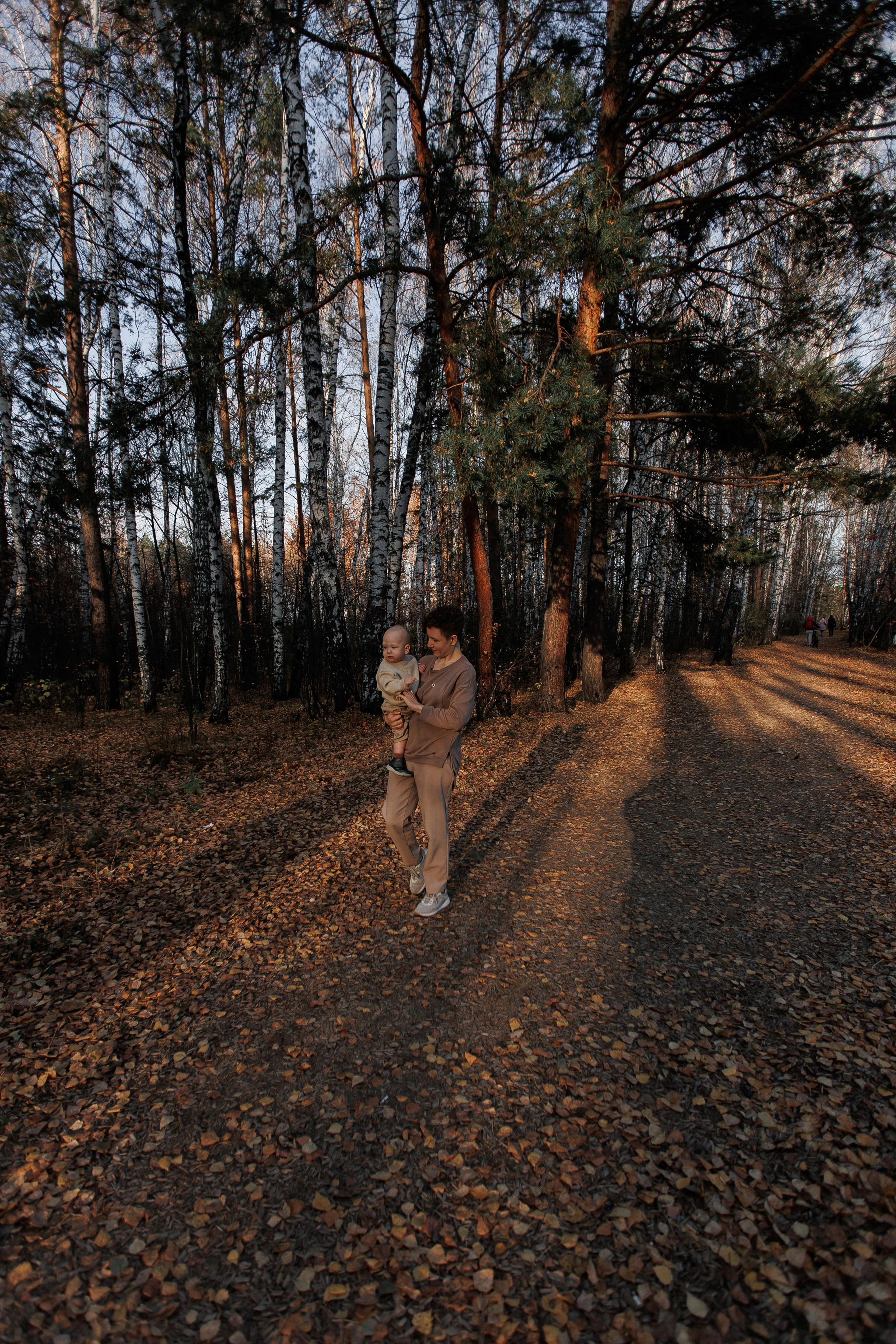 Мама и малыш (прогулка). Фотограф Авилова Дарья ● Тюмень● Съемка больших семей ●Архив поколений