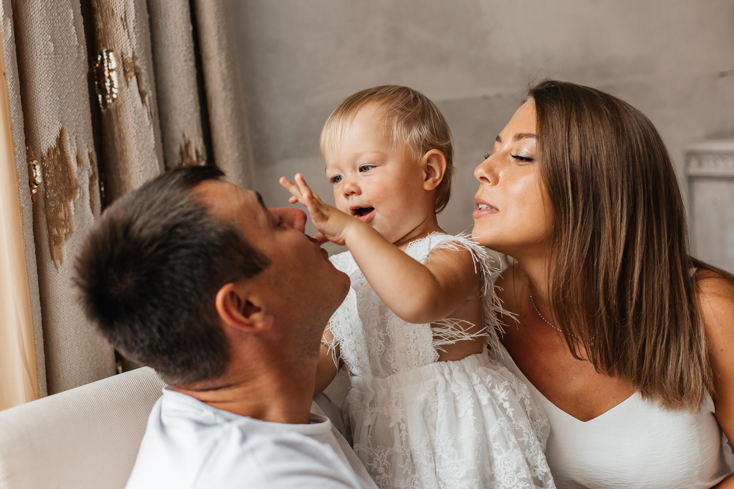 Семейная фотосессия (1 годик). Фотограф Авилова Дарья ● Тюмень● Съемка больших семей ●Архив поколений