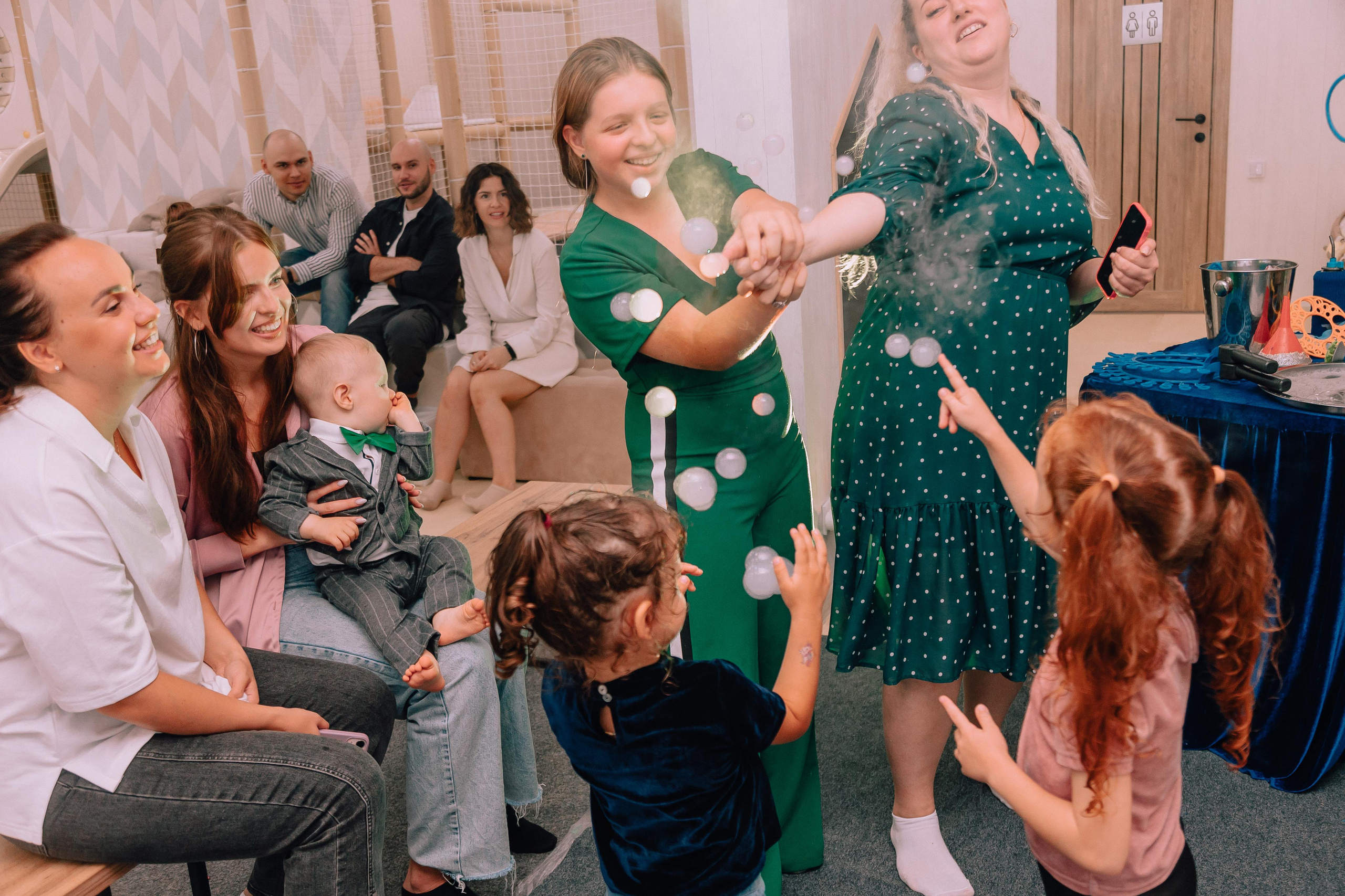 1 год в игровой. Фотограф Авилова Дарья ● Тюмень● Съемка больших семей ●Архив поколений