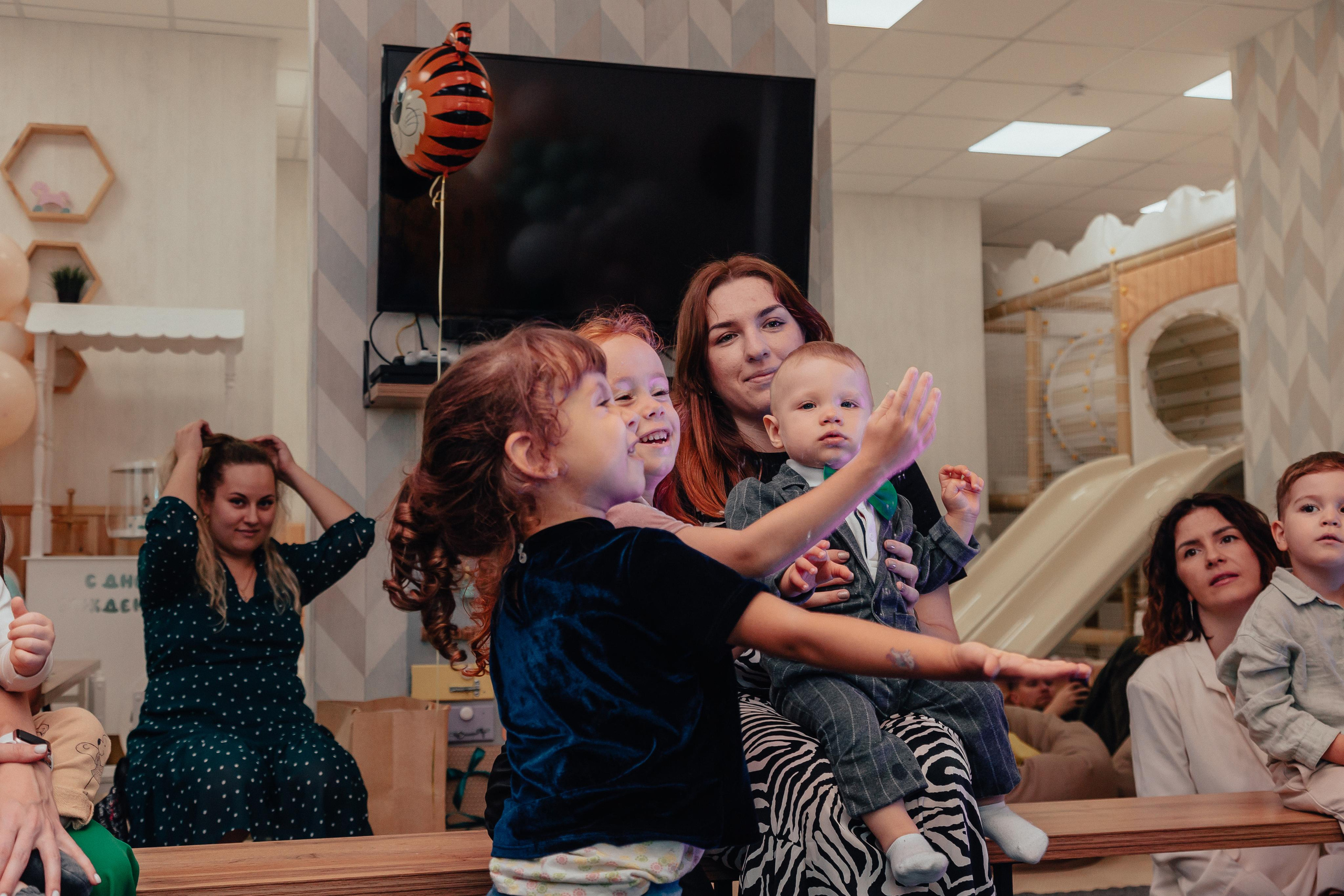 1 год в игровой. Фотограф Авилова Дарья ● Тюмень● Съемка больших семей ●Архив поколений