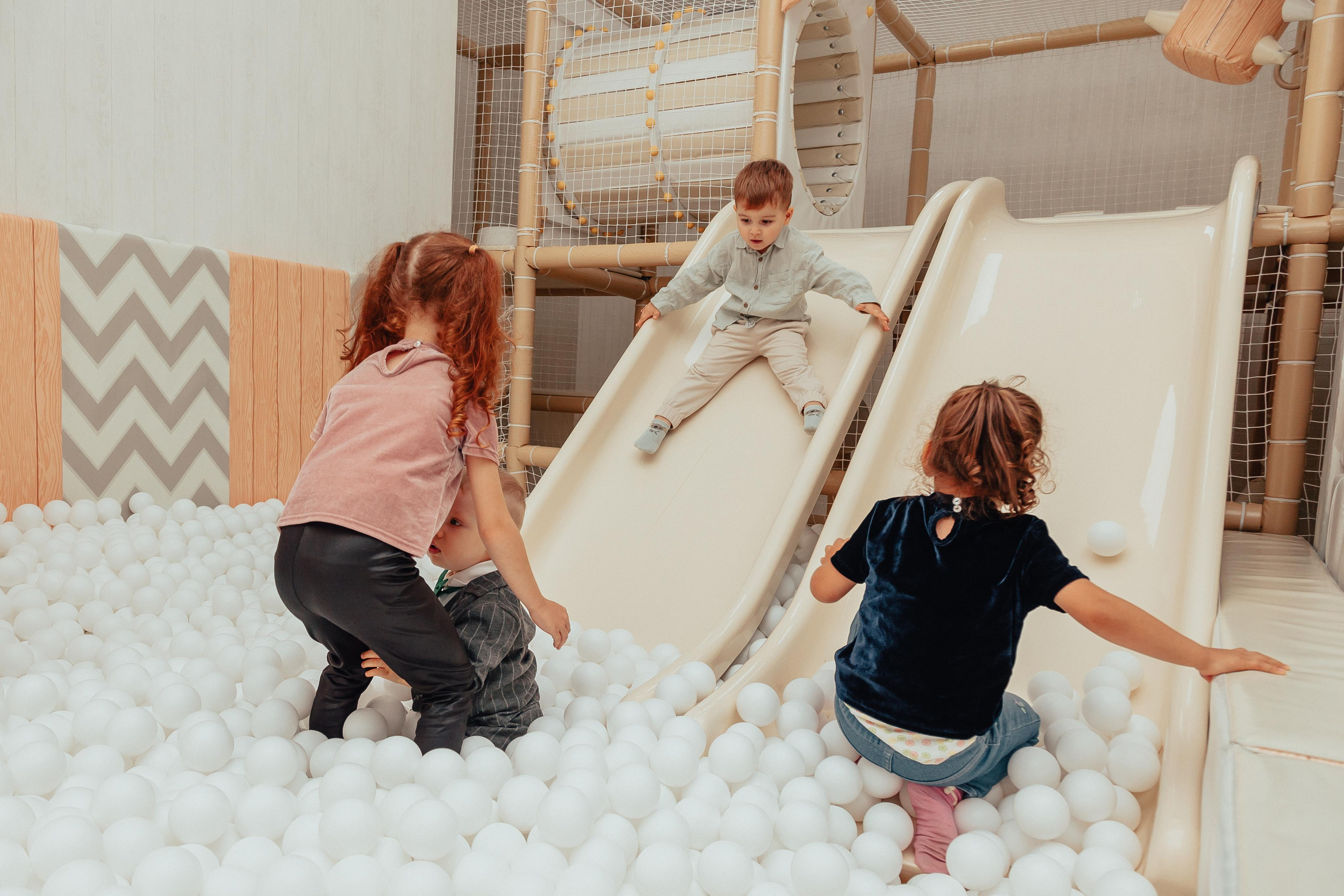 1 год в игровой. Фотограф Авилова Дарья ● Тюмень● Съемка больших семей ●Архив поколений