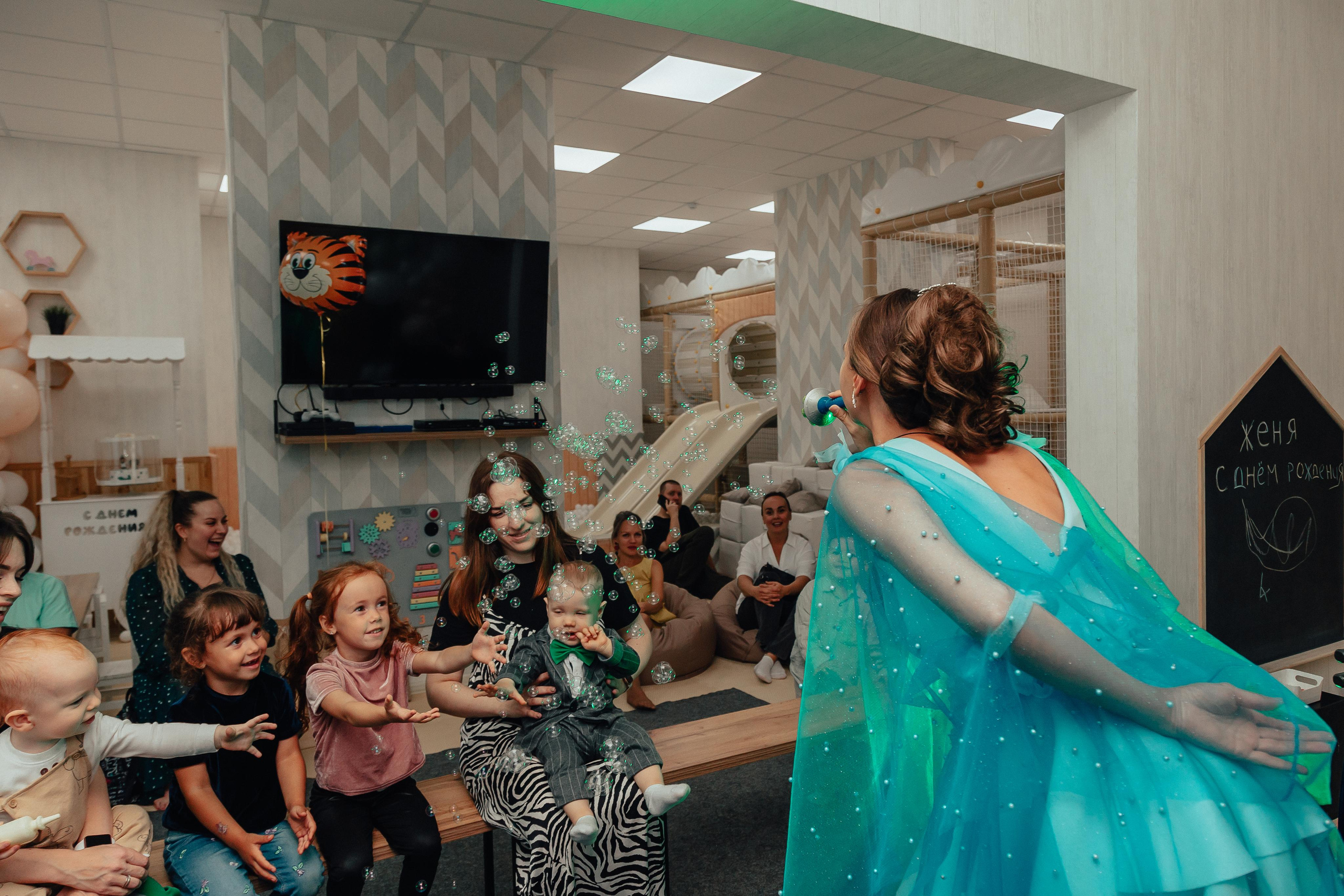 1 год в игровой. Фотограф Авилова Дарья ● Тюмень● Съемка больших семей ●Архив поколений