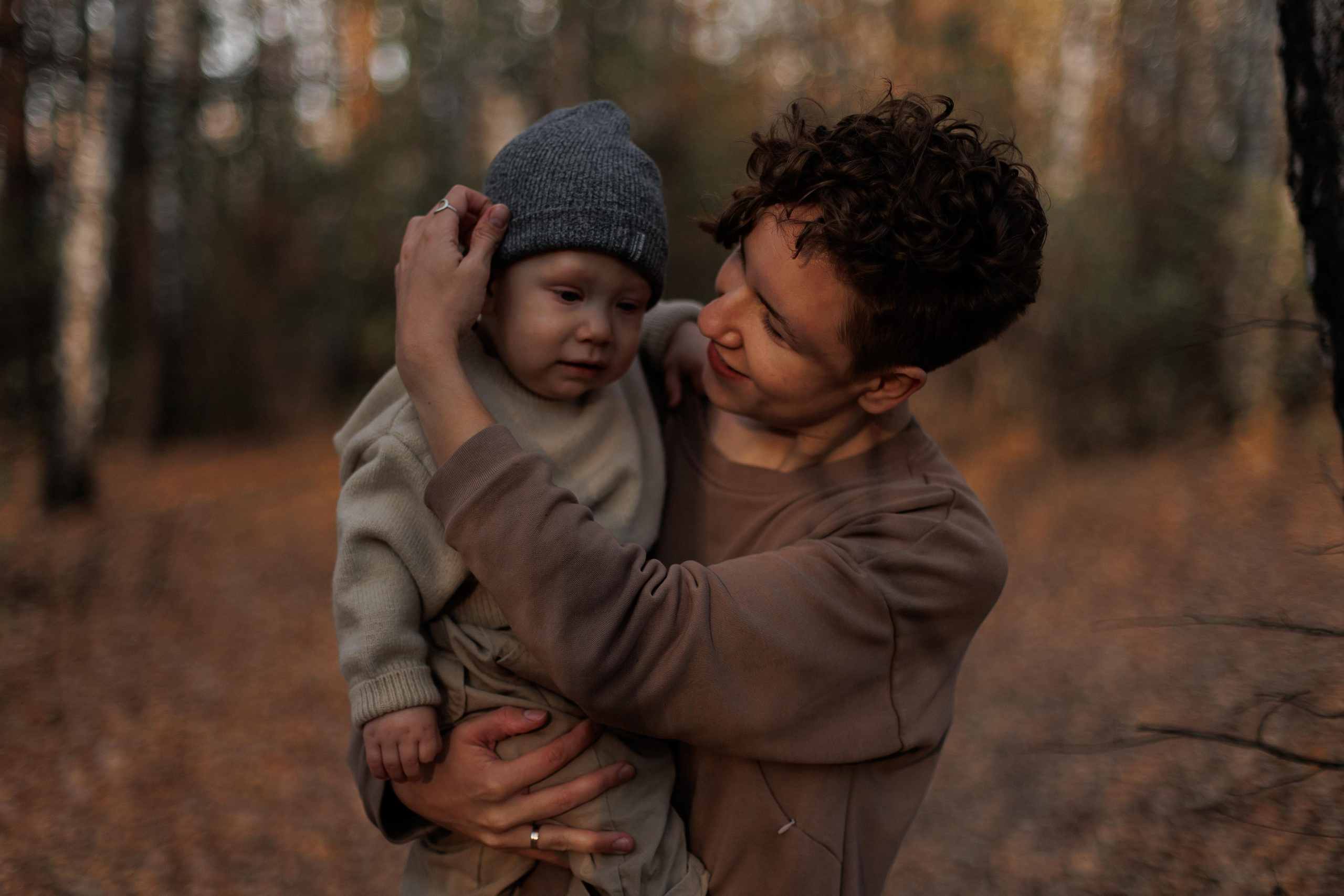 Мама и малыш (прогулка). Фотограф Авилова Дарья ● Тюмень● Съемка больших семей ●Архив поколений