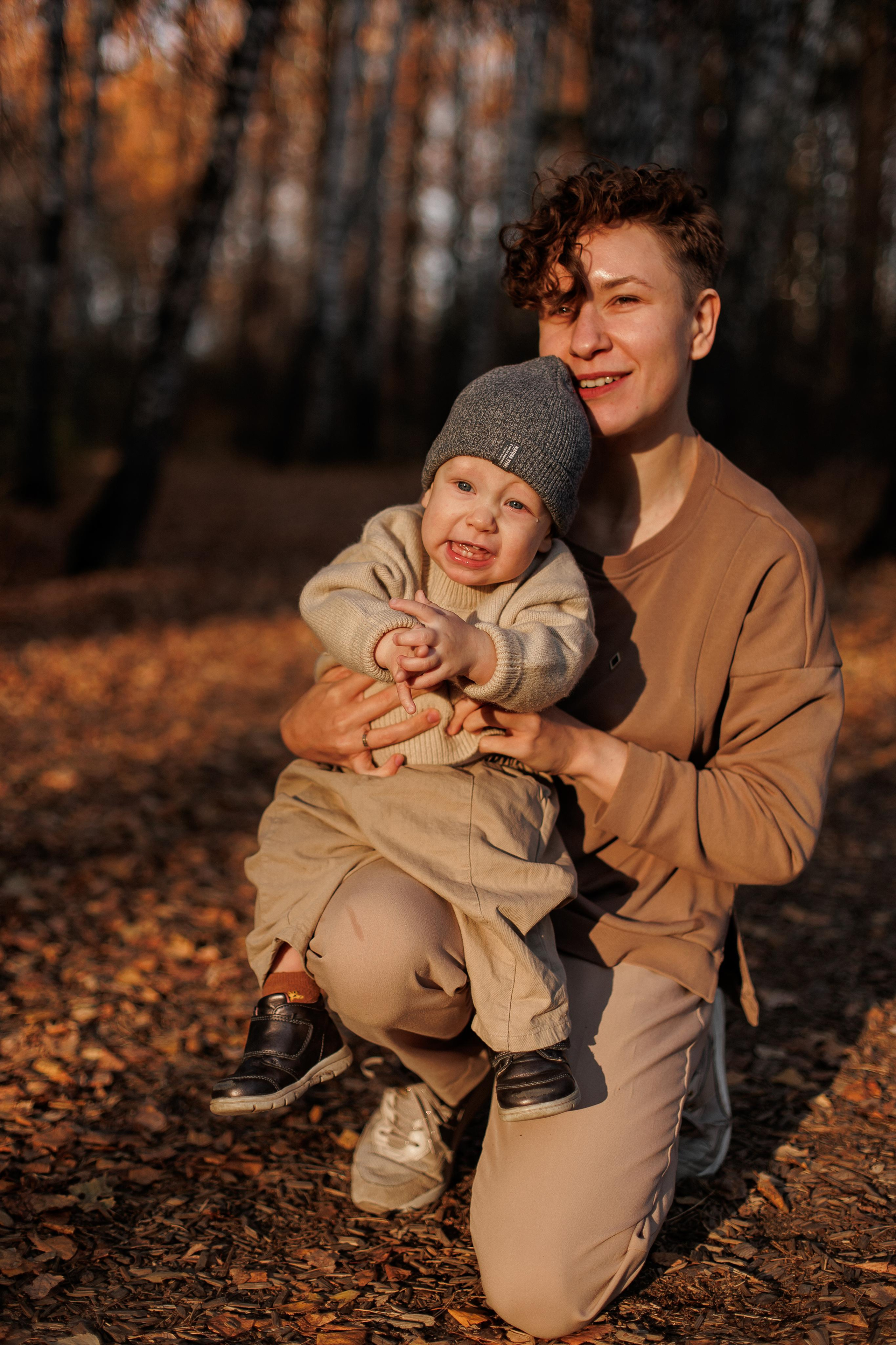Мама и малыш (прогулка). Фотограф Авилова Дарья ● Тюмень● Съемка больших семей ●Архив поколений