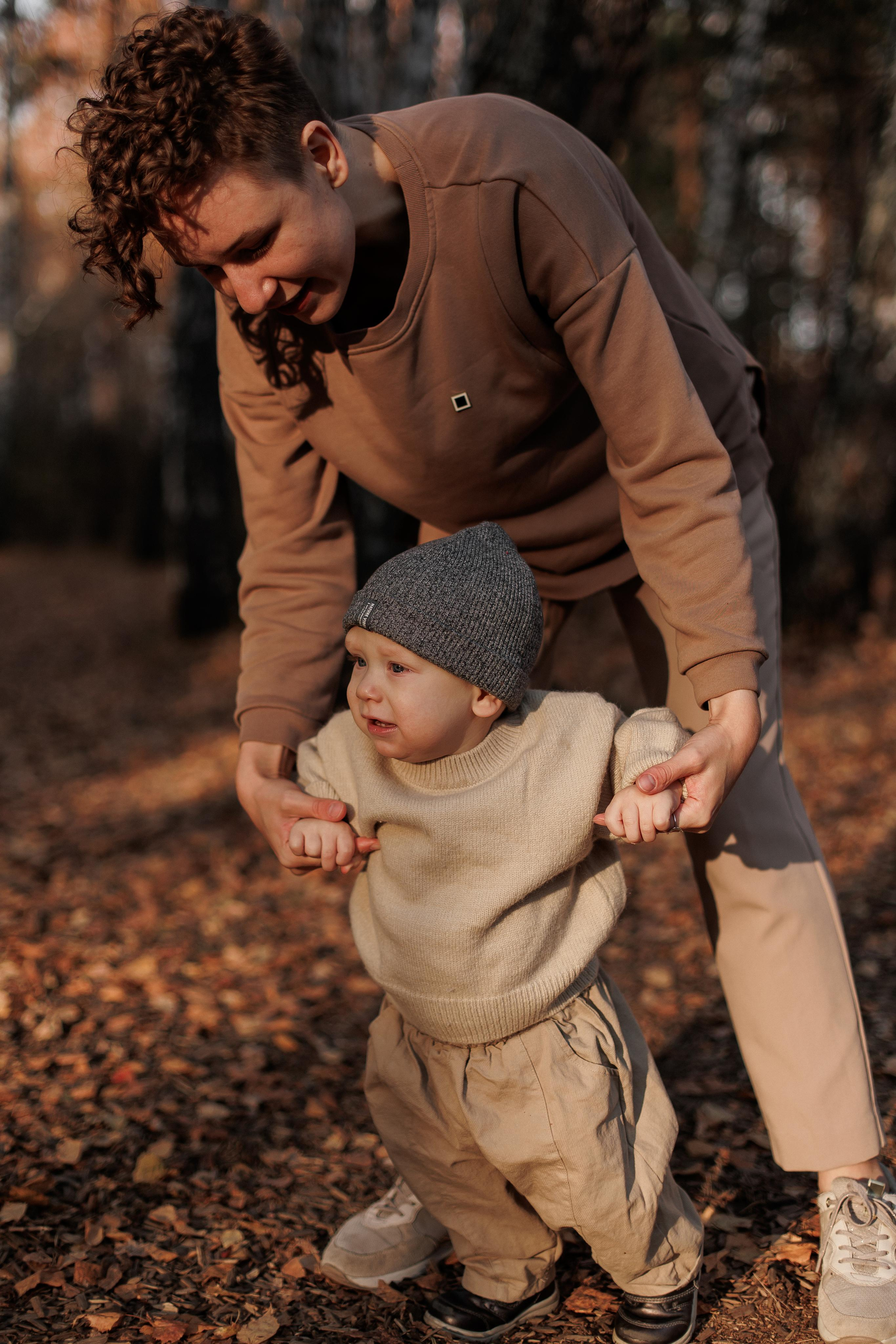 Мама и малыш (прогулка). Фотограф Авилова Дарья ● Тюмень● Съемка больших семей ●Архив поколений