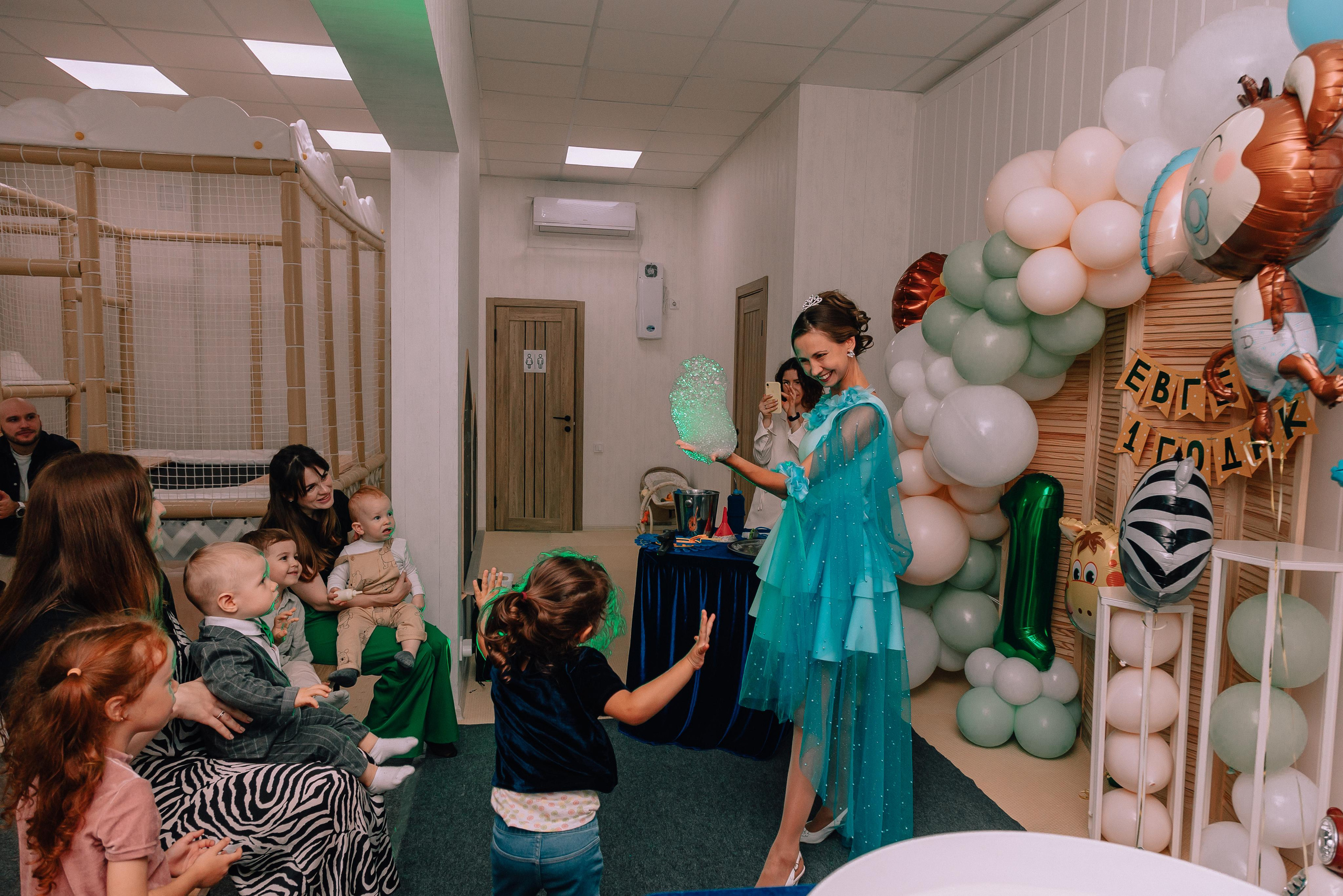 1 год в игровой. Фотограф Авилова Дарья ● Тюмень● Съемка больших семей ●Архив поколений