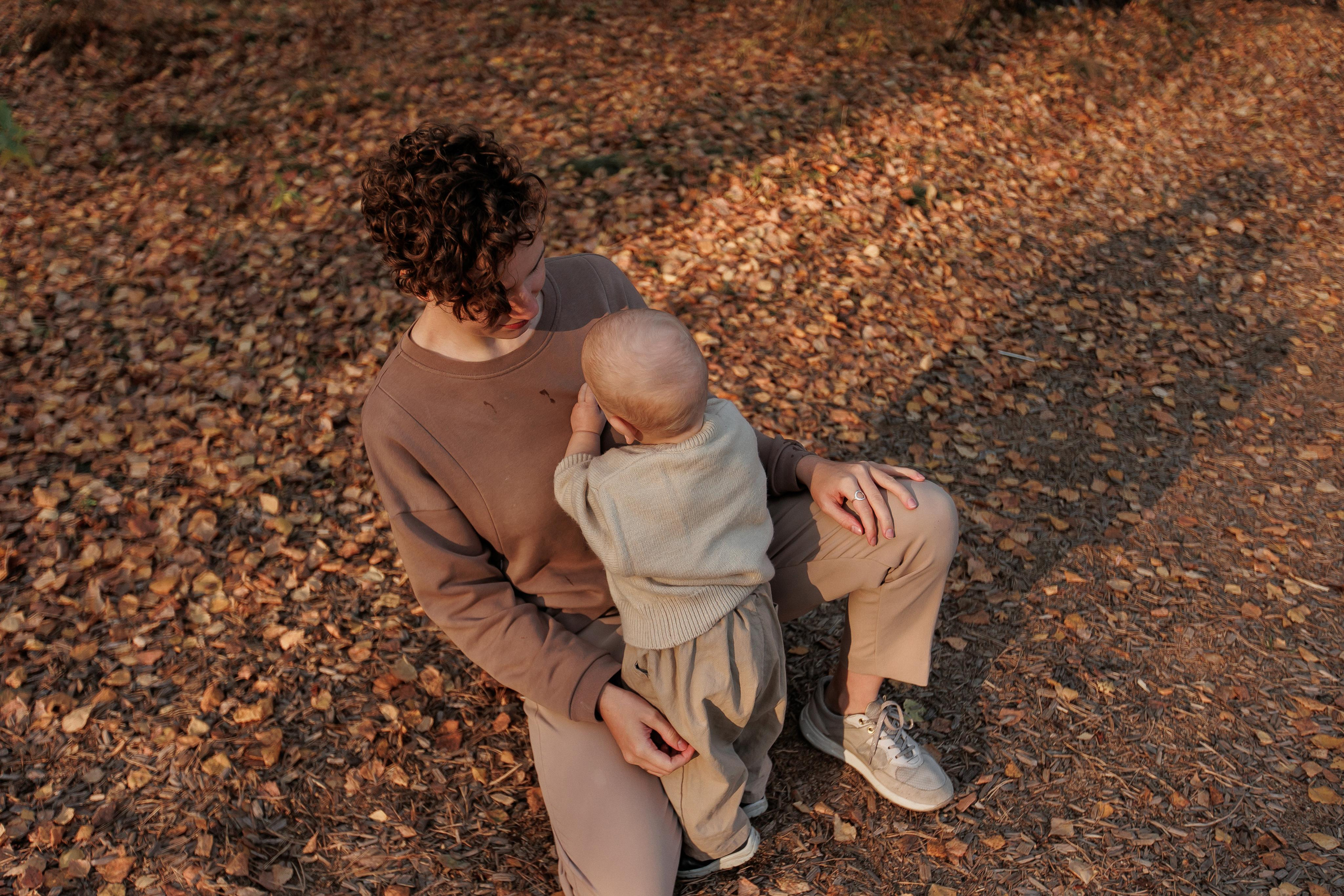 Мама и малыш (прогулка). Фотограф Авилова Дарья ● Тюмень● Съемка больших семей ●Архив поколений