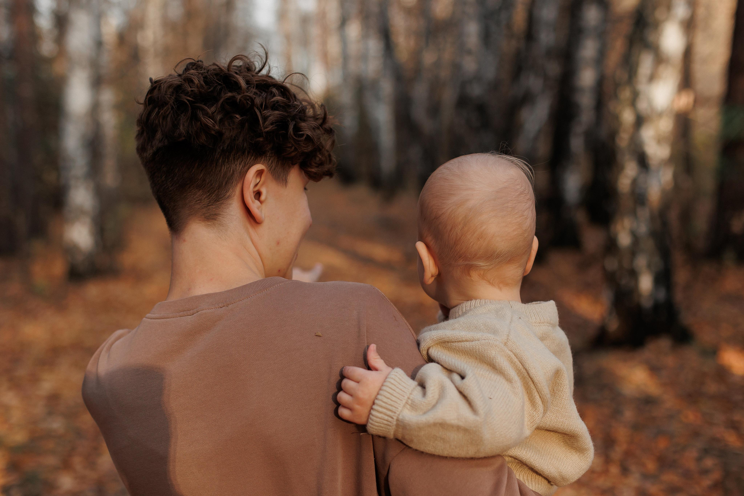 Мама и малыш (прогулка). Фотограф Авилова Дарья ● Тюмень● Съемка больших семей ●Архив поколений